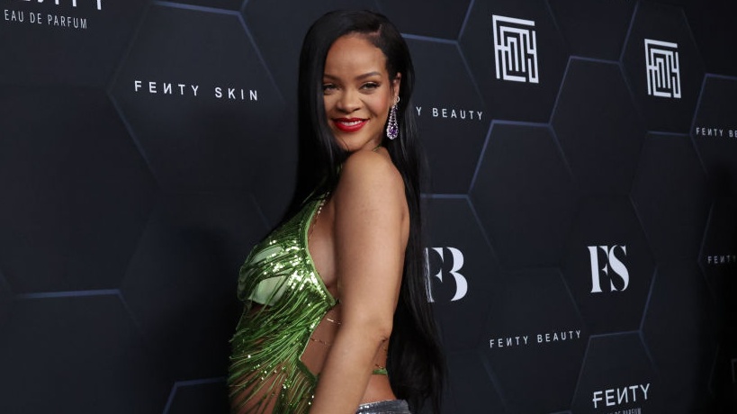 Rihanna Donated Clothes And Food To Veteran Homeless Shelter In Los Angeles