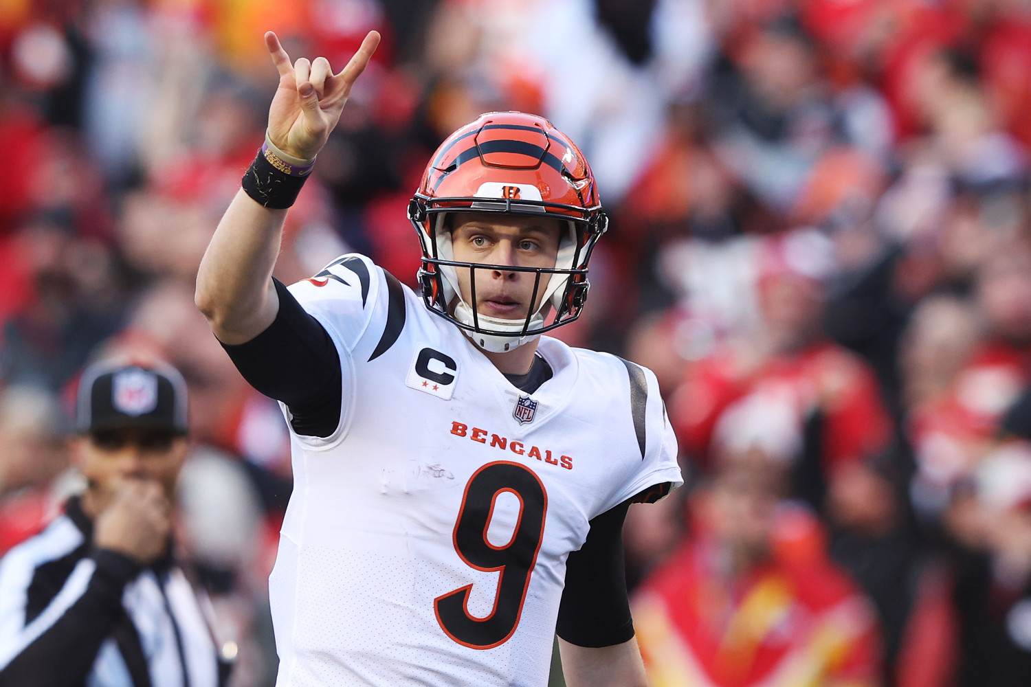 Bengals' Joe Burrow still dealing with pinkie injury, gives jersey to Kid  Cudi - Cincy Jungle