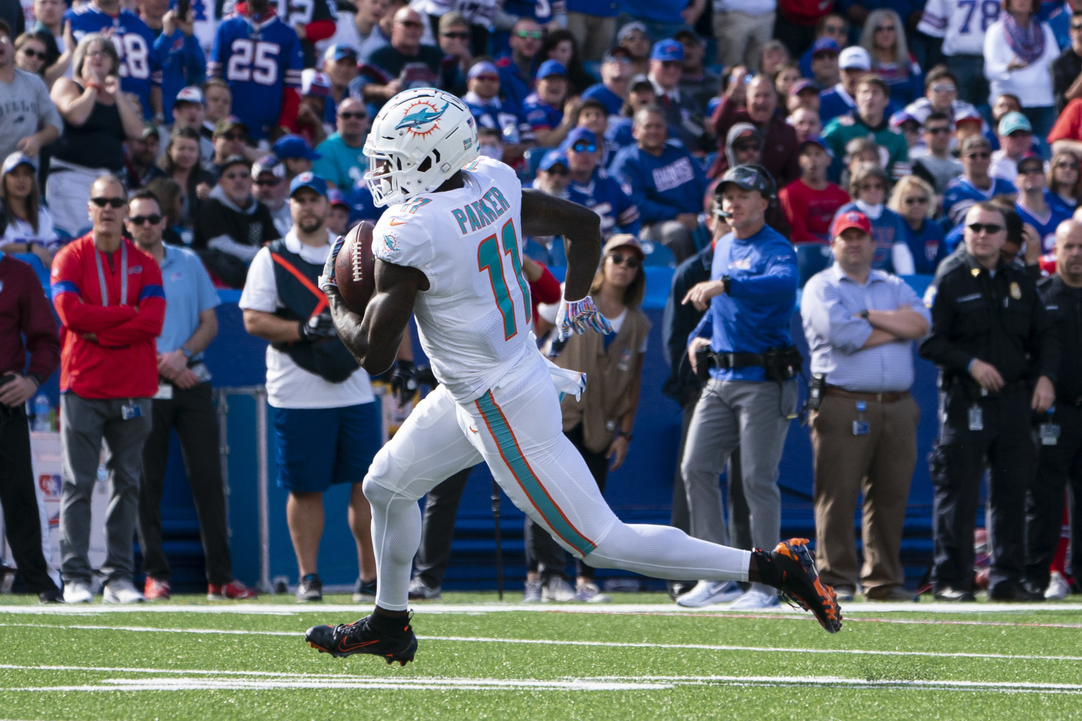 Patriots acquire WR DeVante Parker in rare trade with Dolphins