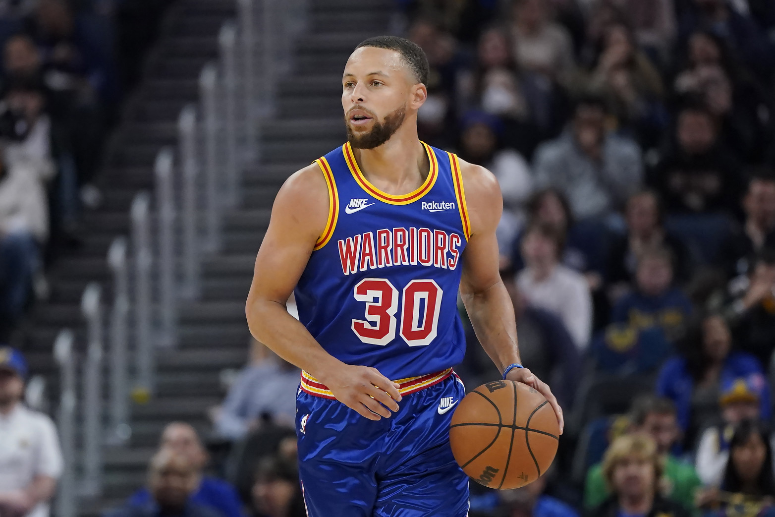 Curry comes up limping after mad scramble in Warriors loss – KGET 17