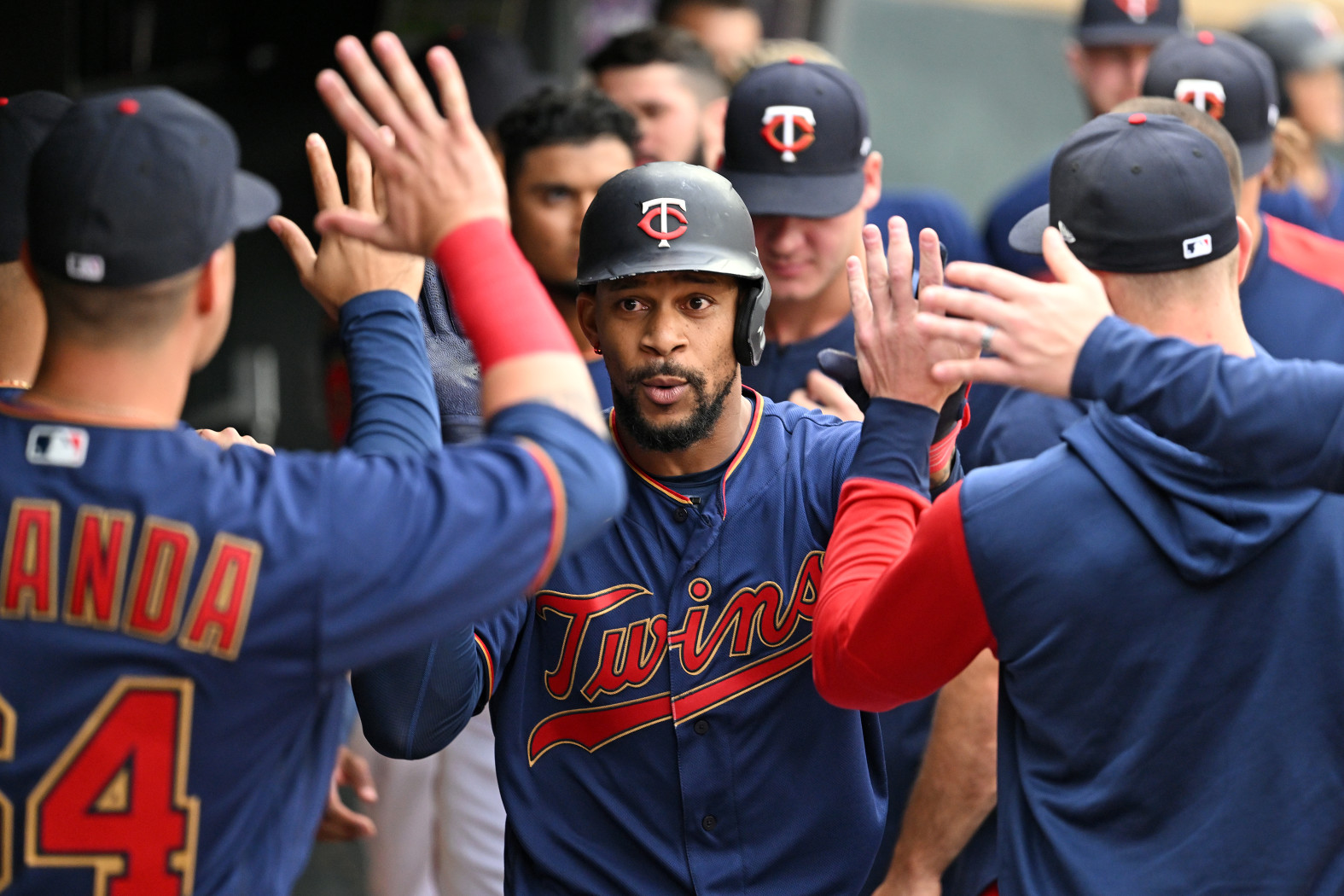 Twins' Byron Buxton tells Eloy Jimenez to keep his head up after injury