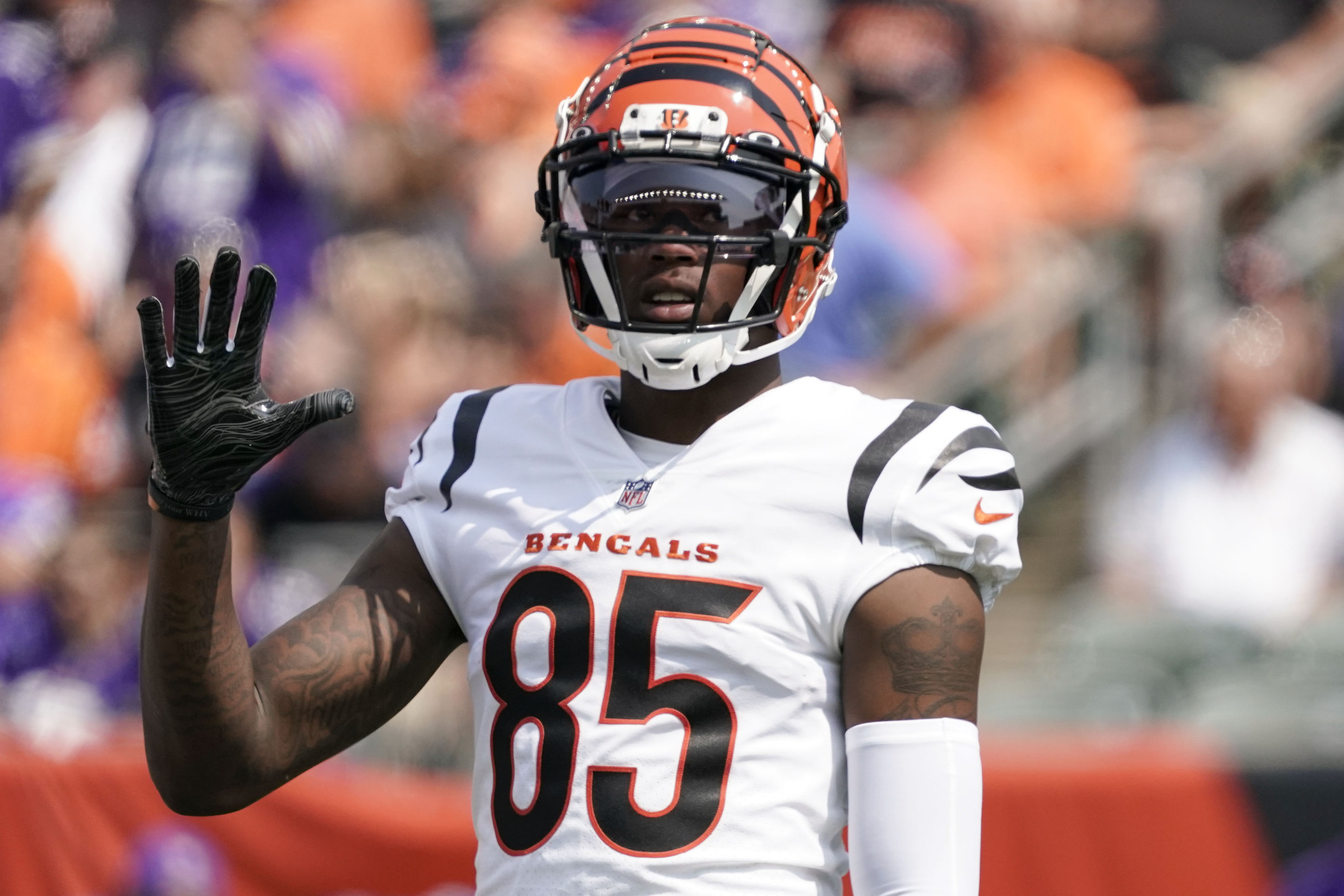 Tee Higgins injury: Bengals WR suffers leg injury in Week 4 - DraftKings  Network