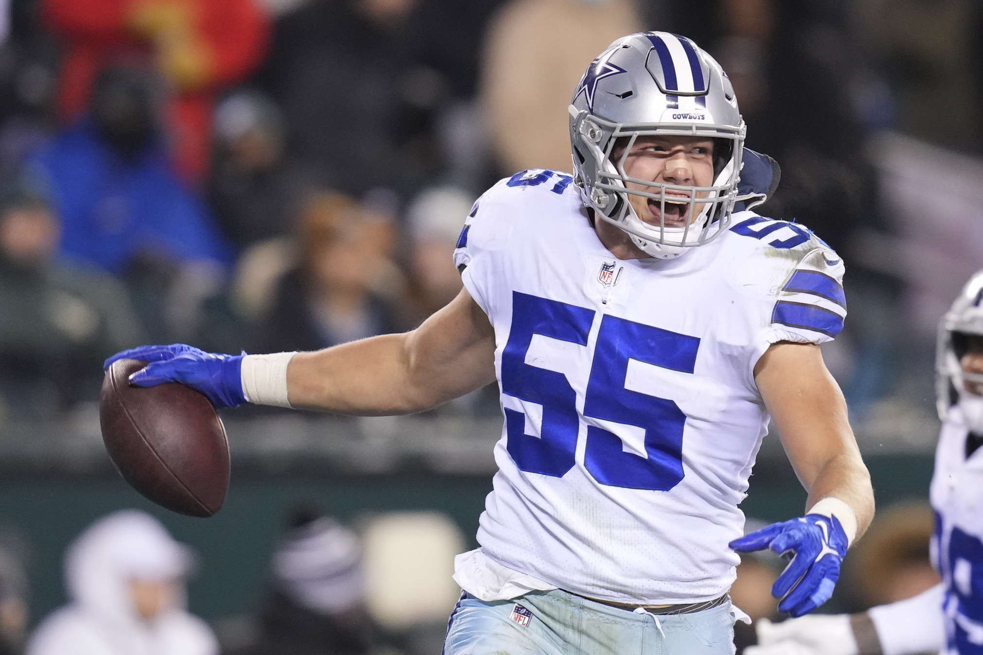 Locked On Cowboys: Should Dallas re-sign LB Leighton Vander Esch?