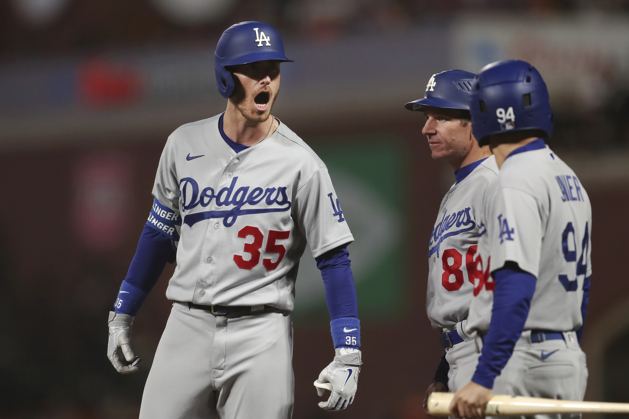 Buster Posey's reaction to Cody Bellinger's errant throw over his head  giving the Giants the lead : r/baseball