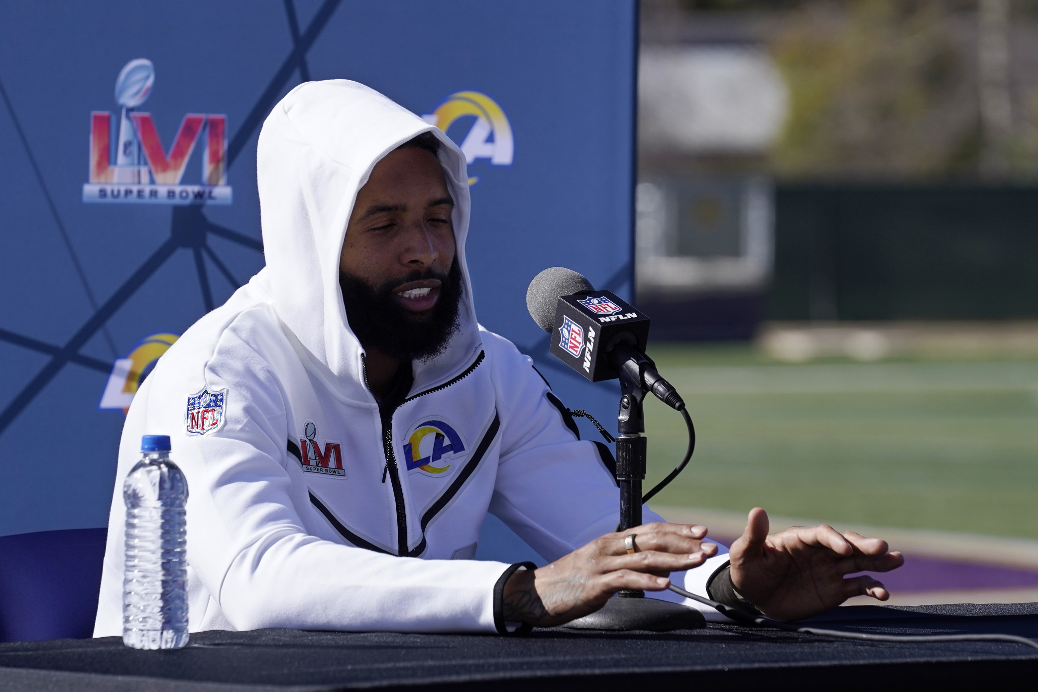 Odell Beckham Jr. shares emotional moment with Deebo Samuel after