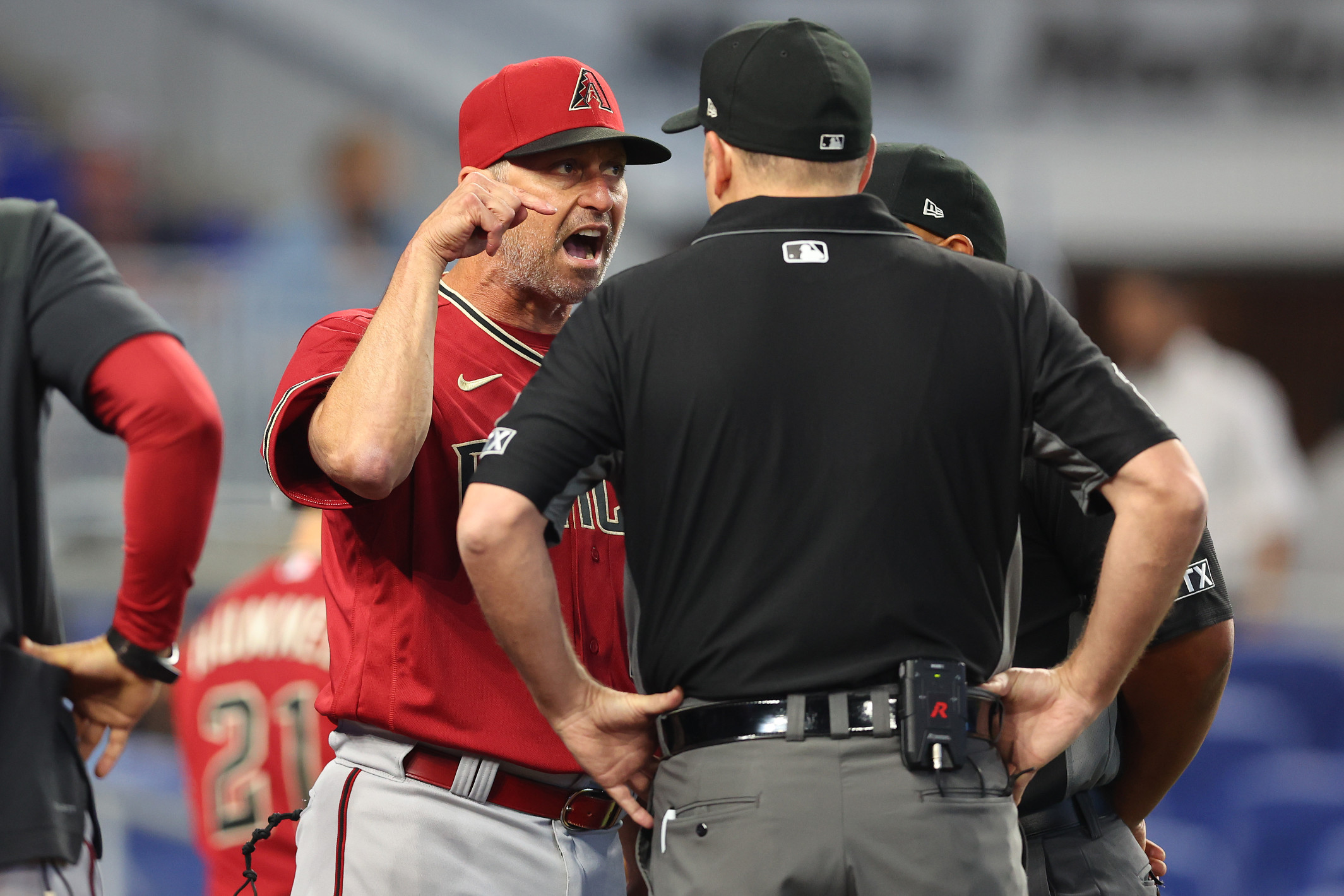 MLB umpire apologizes after ejecting D-backs star Bumgarner