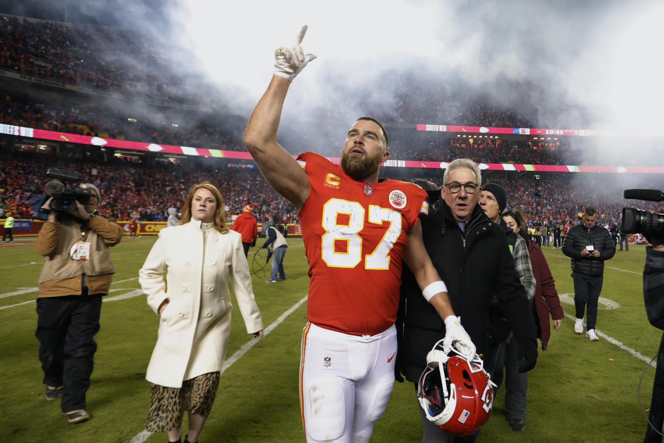 Do it, Kels!': Patrick Mahomes' audible preceded pivotal pass to Travis  Kelce on game-tying drive vs. Bills 