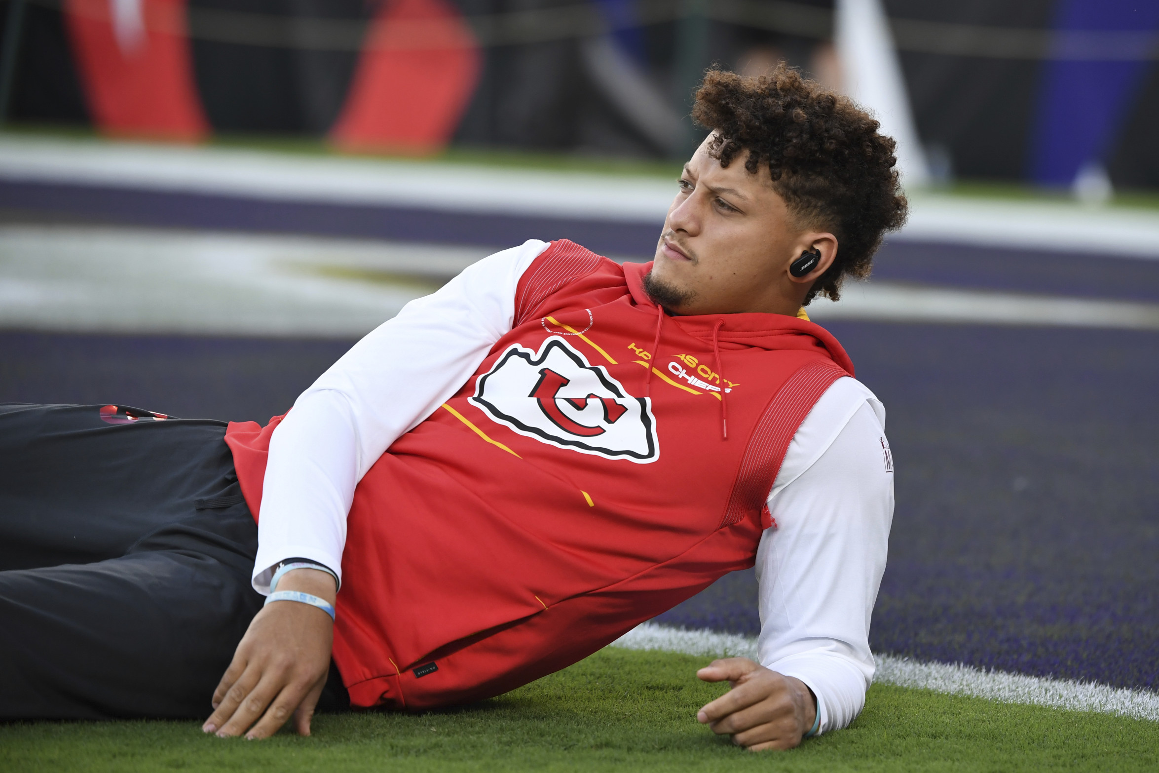 WATCH: Patrick Mahomes' Brother Jackson Pours Water on Ravens Fans