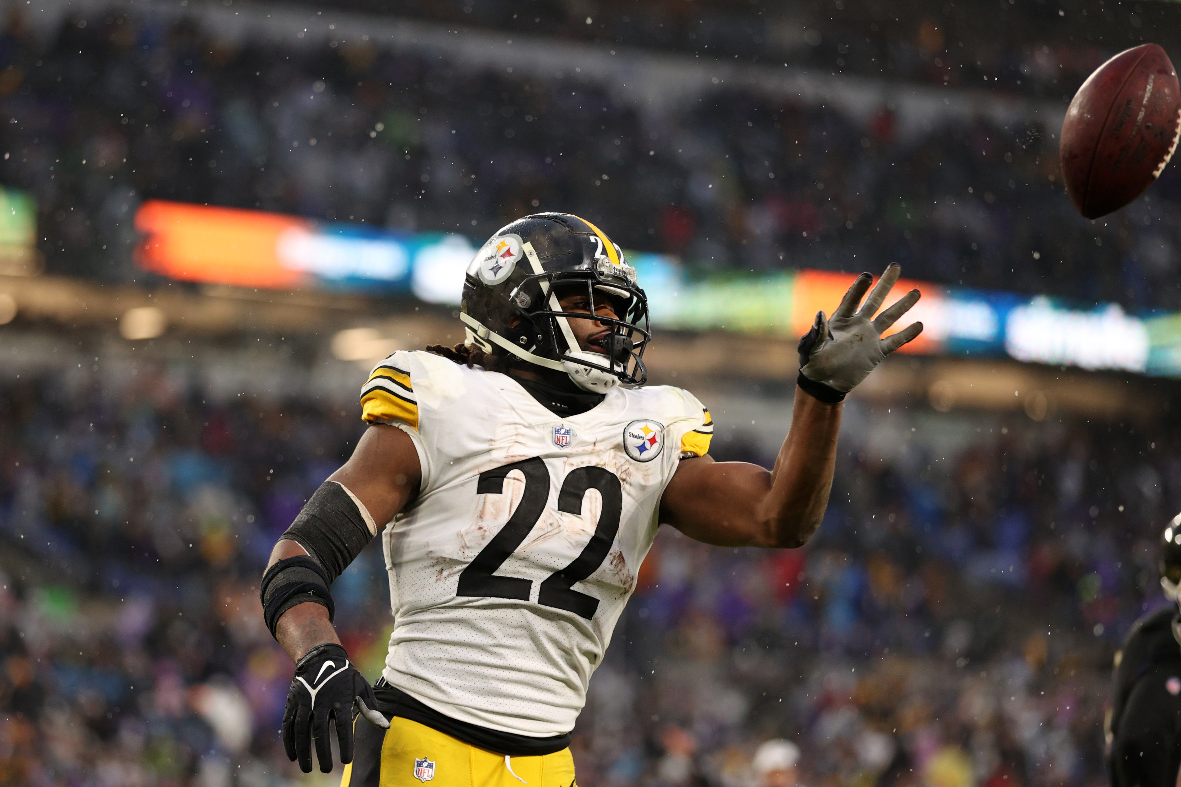 5,000 Pittsburgh Steelers V Indianapolis Colts Photos & High Res