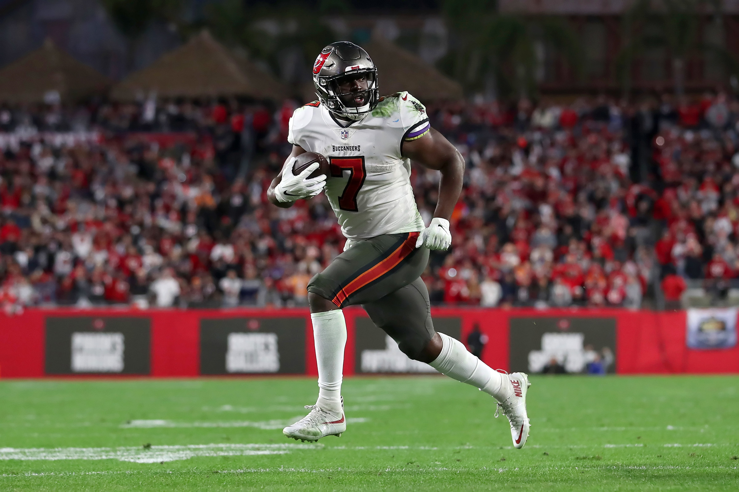 Tampa Bay Buccaneers RB Leonard Fournette apologizes to fantasy managers -  ESPN