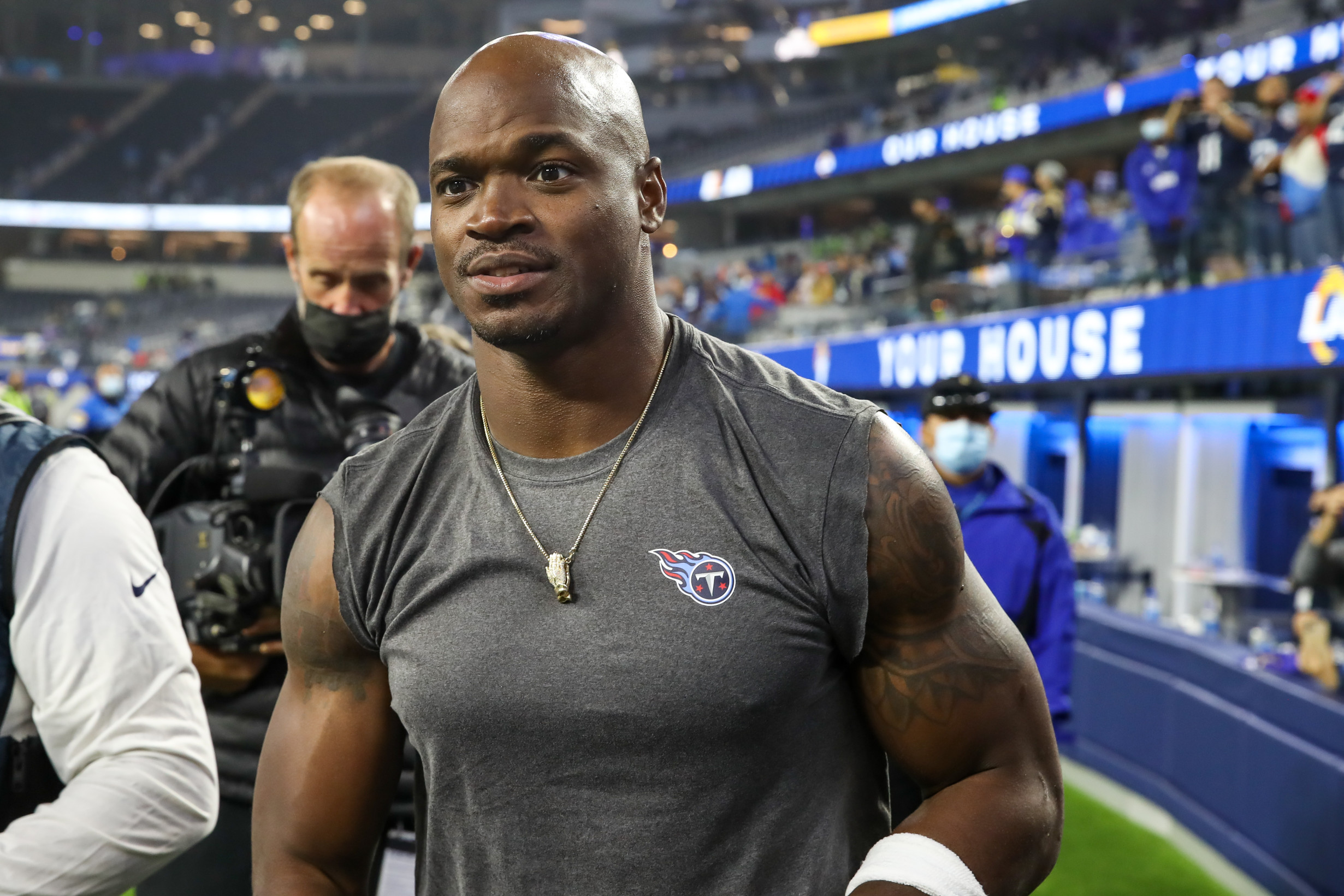 Adrian Peterson vs. Le'Veon Bell Boxing Fight Postponed, No Makeup Date  Announced, News, Scores, Highlights, Stats, and Rumors