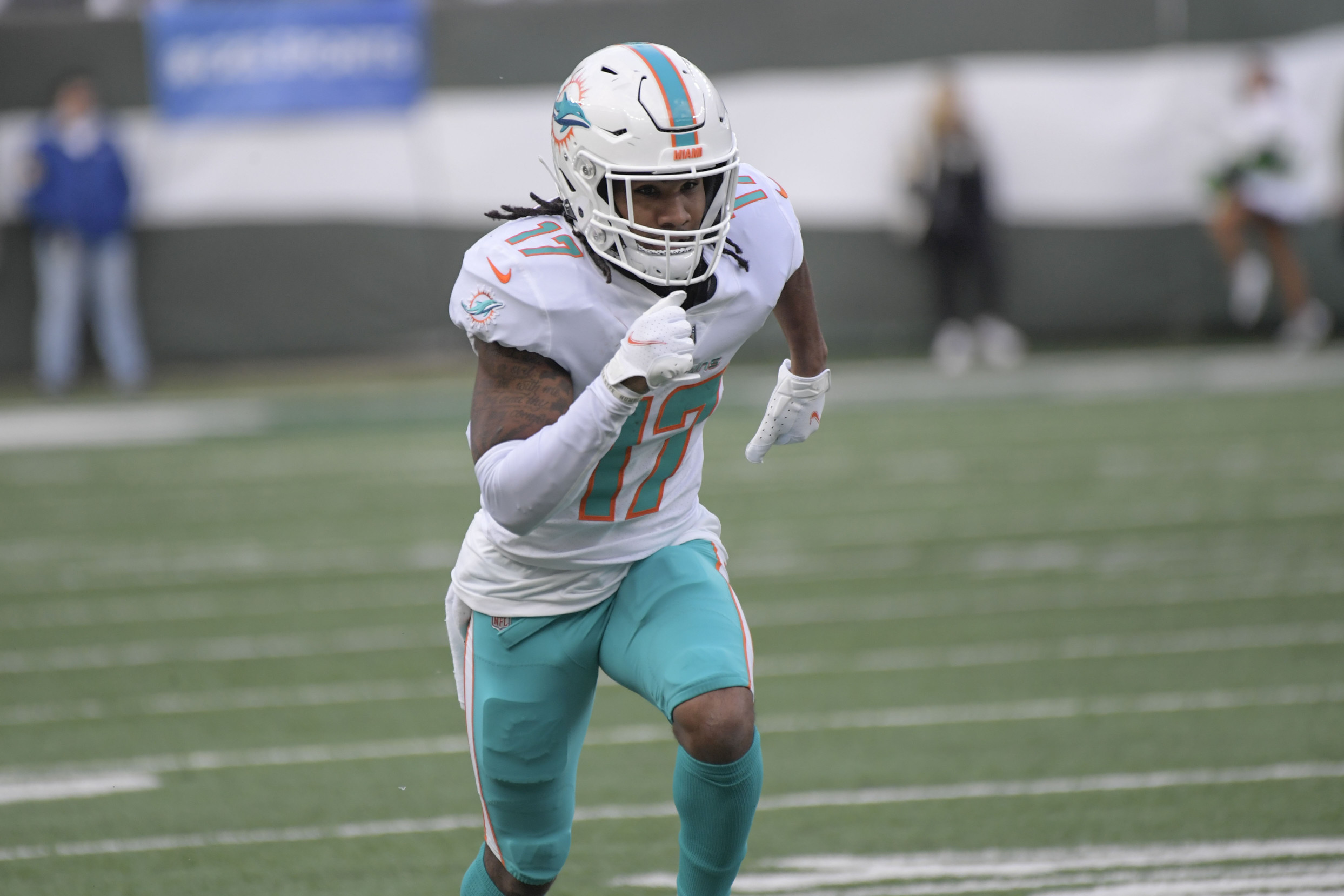 Jaylen Waddle exits Dolphins-Falcons joint practice with injury