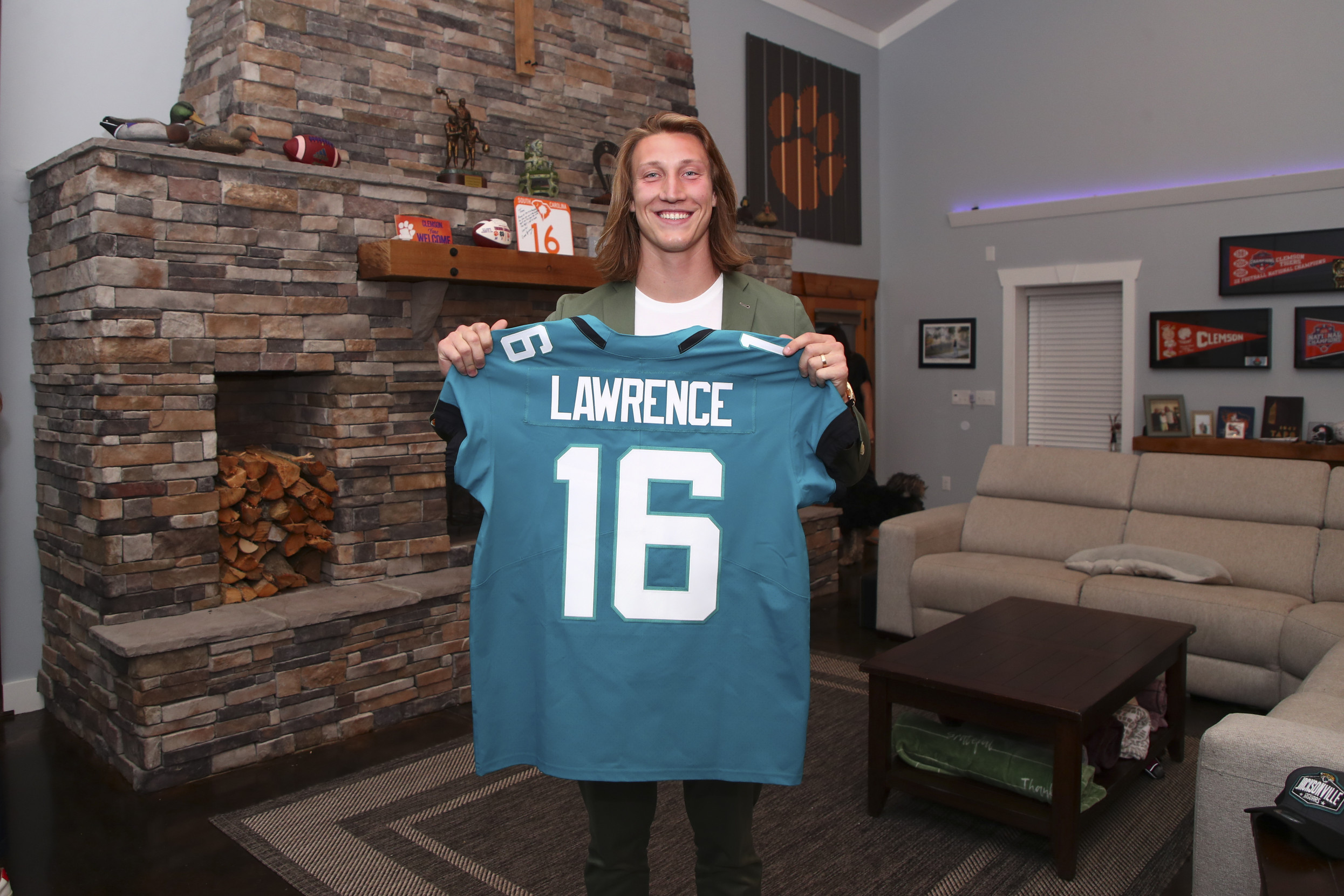 Yates] First look at Trevor Lawrence in his @Jaguars uniform. : r/nfl