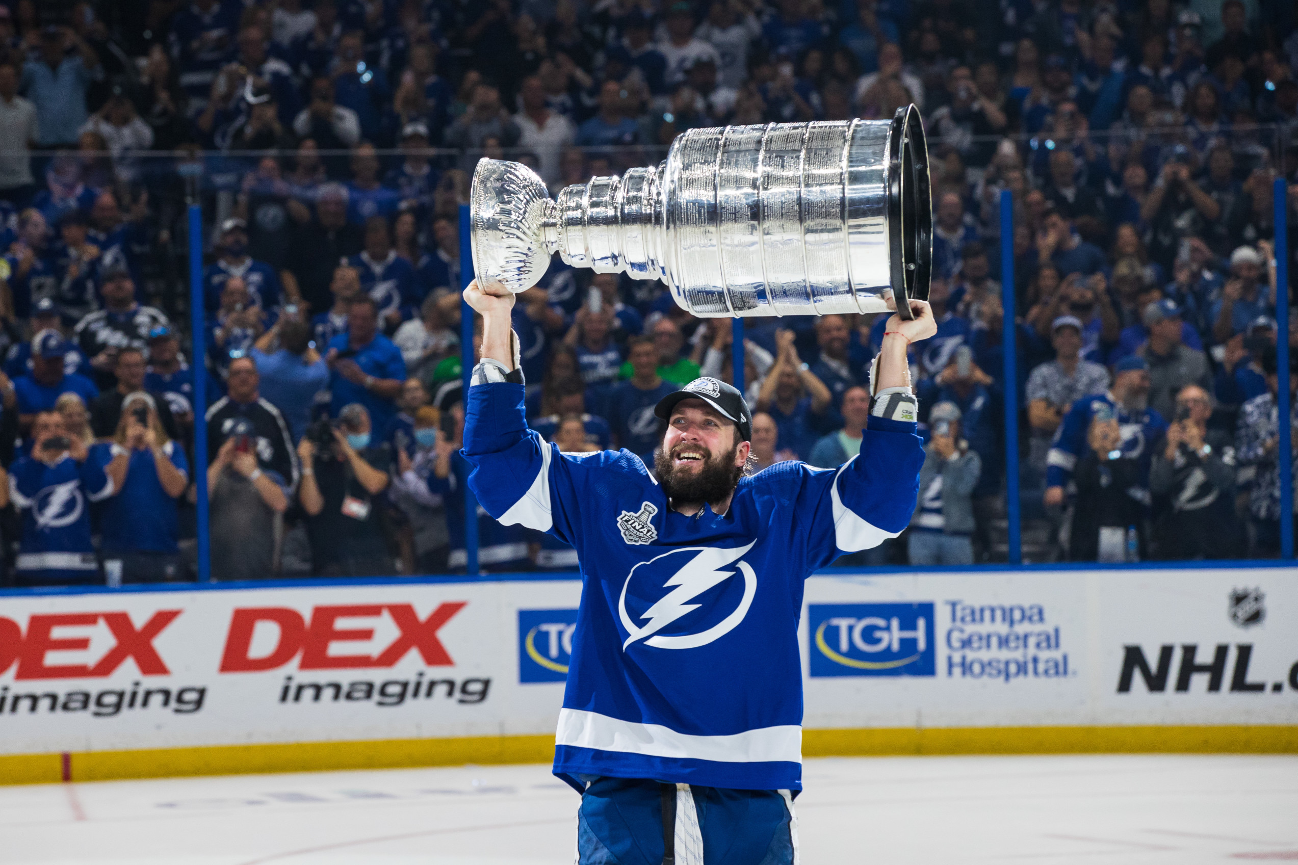 Lightning: Nikita Kucherov without shirt rips Canadiens fans after Cup