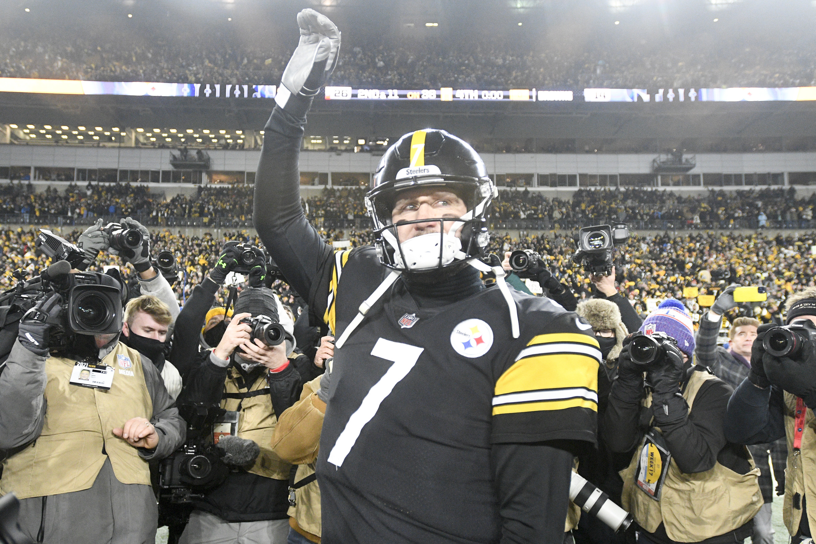 Ben Roethlisberger gets a home salute after helping the Steelers