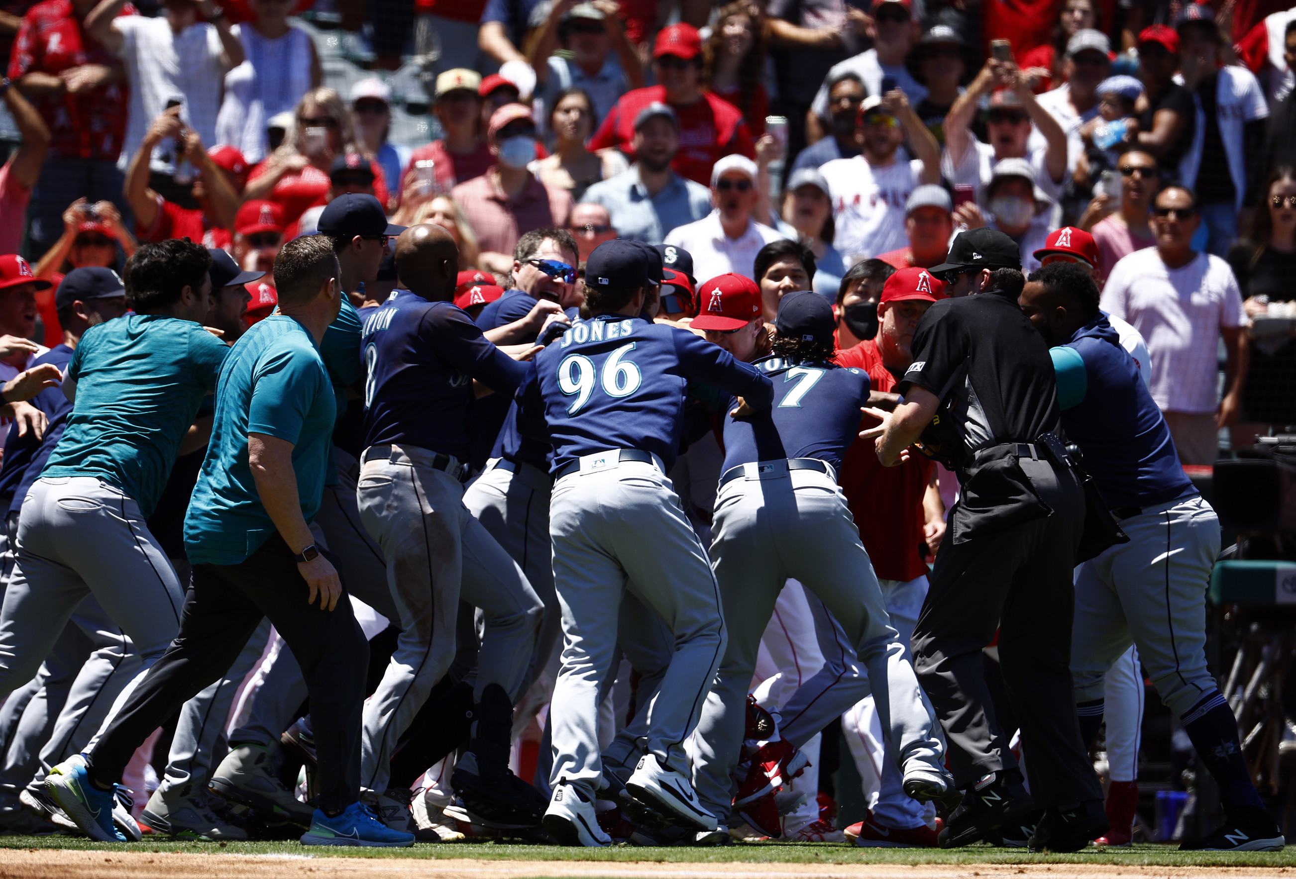 Mariners' Jesse Winker enjoys post-brawl pizza after fan has one delivered  to him at Angel Stadium