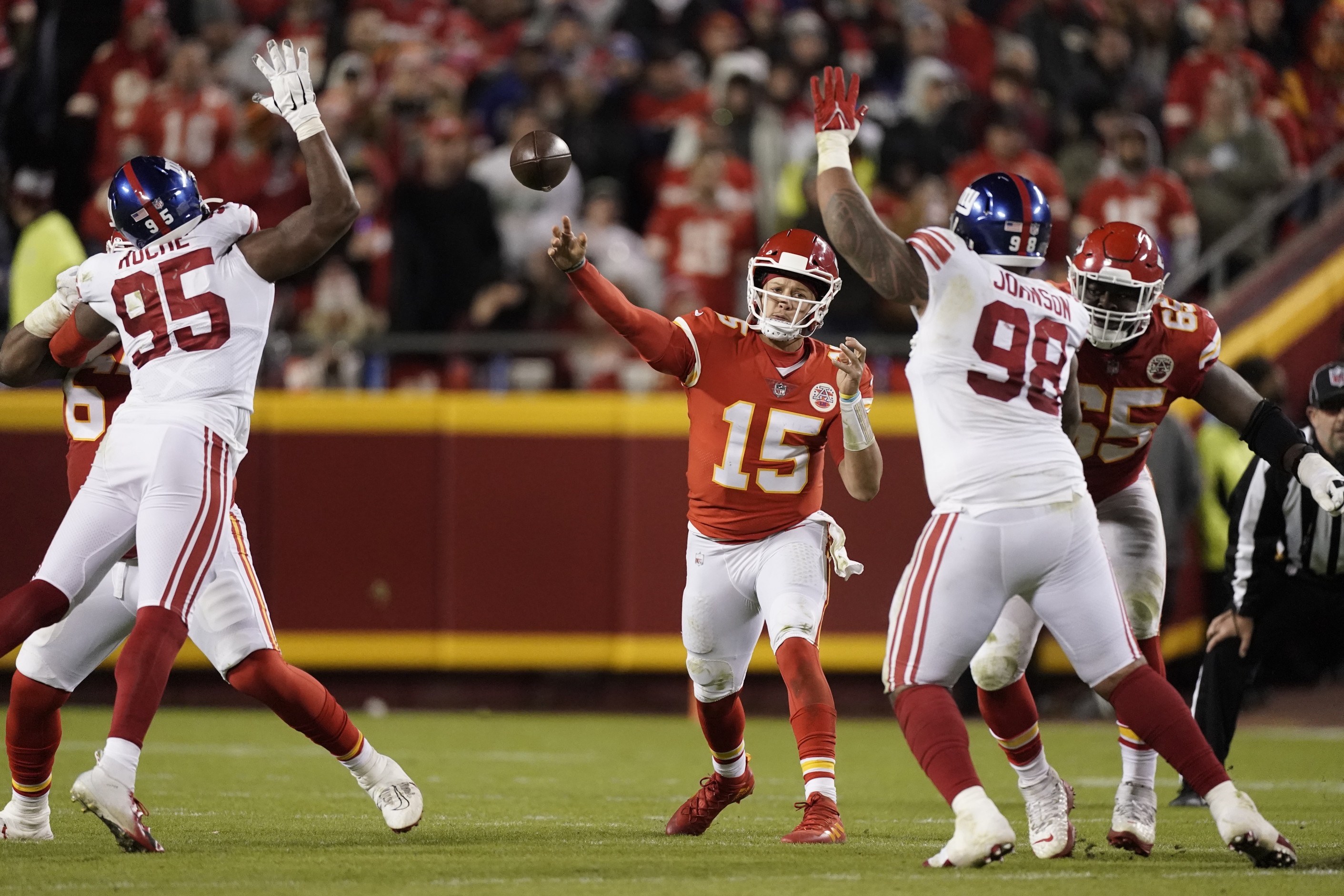 Watch: Patrick Mahomes saves Tyreek Hill from committing penalty