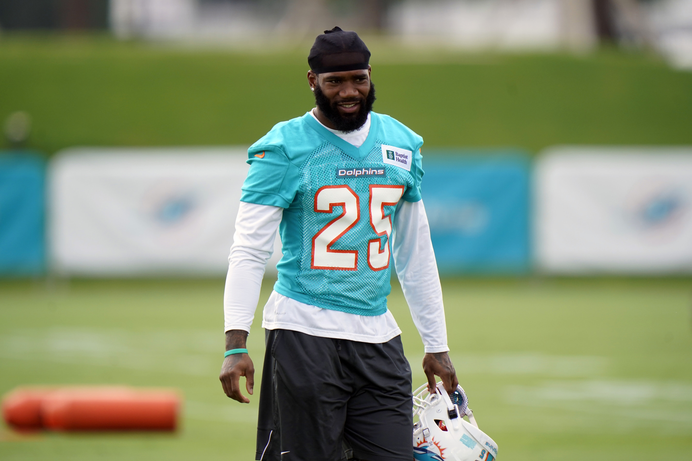 Xavien Howard officially requests trade from the Miami Dolphins