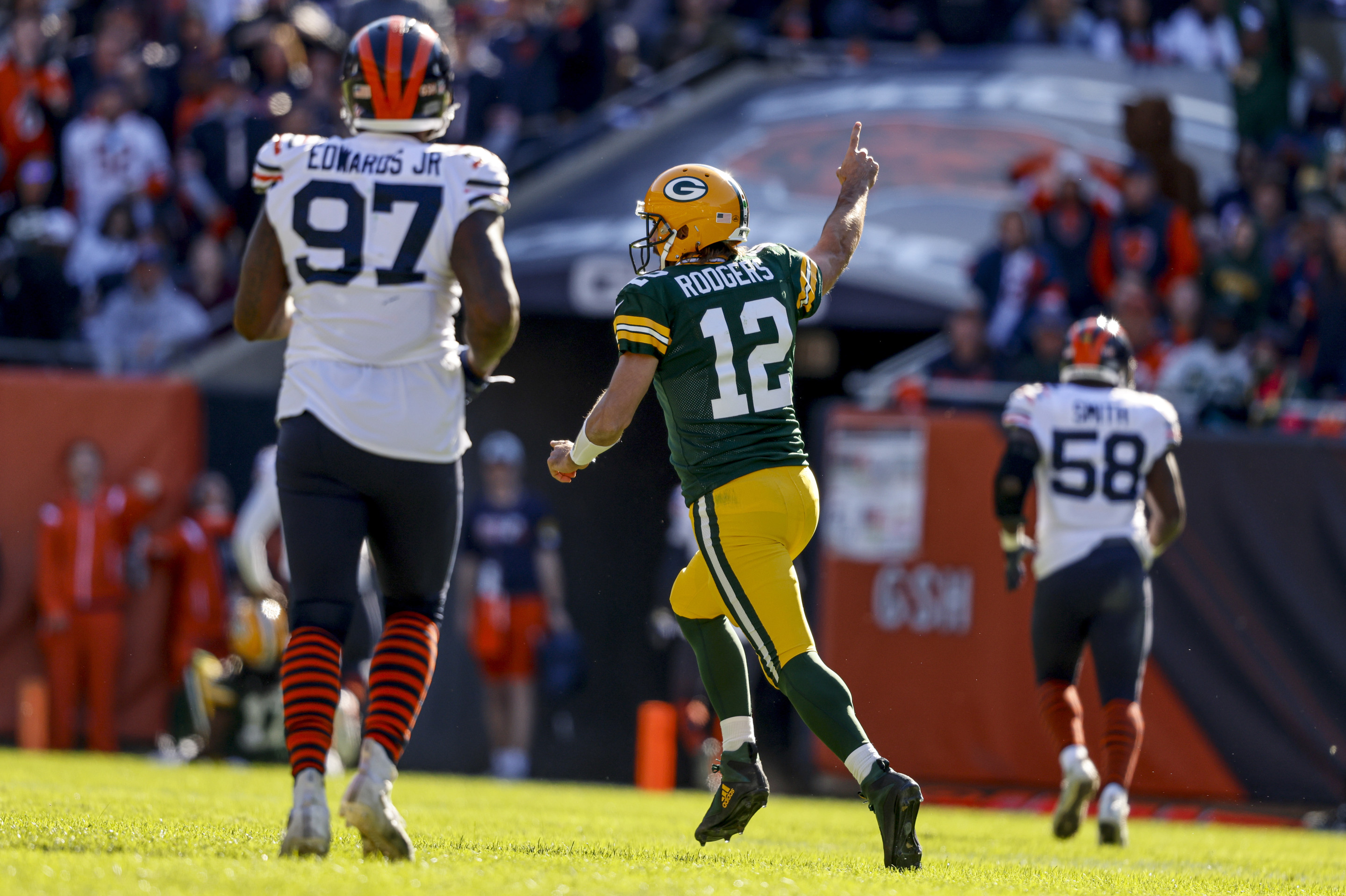 Aaron Rodgers salutes the Bears crowd after win 