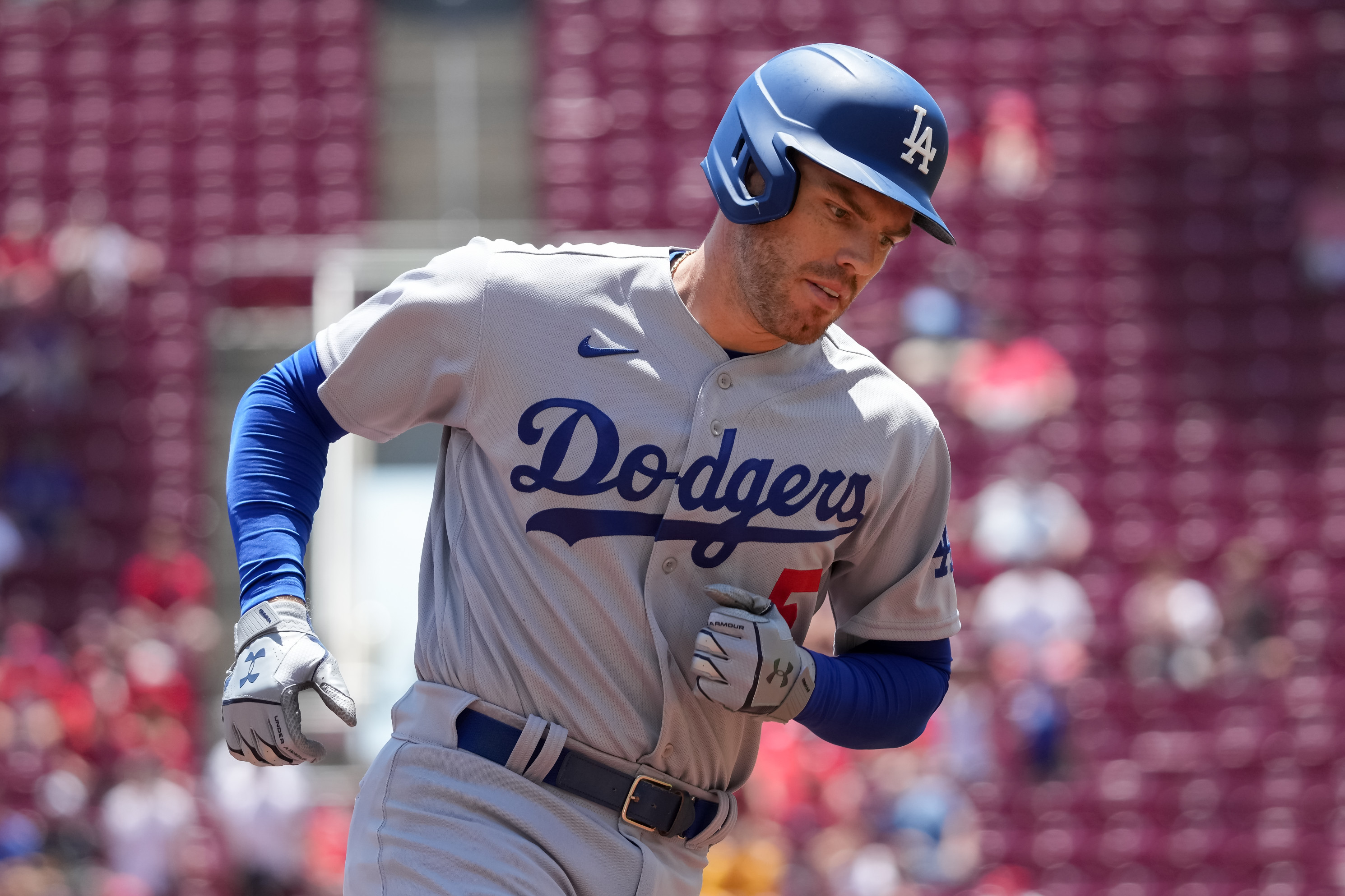 Freeman HR ahead of emotional return, Dodgers sweep Reds