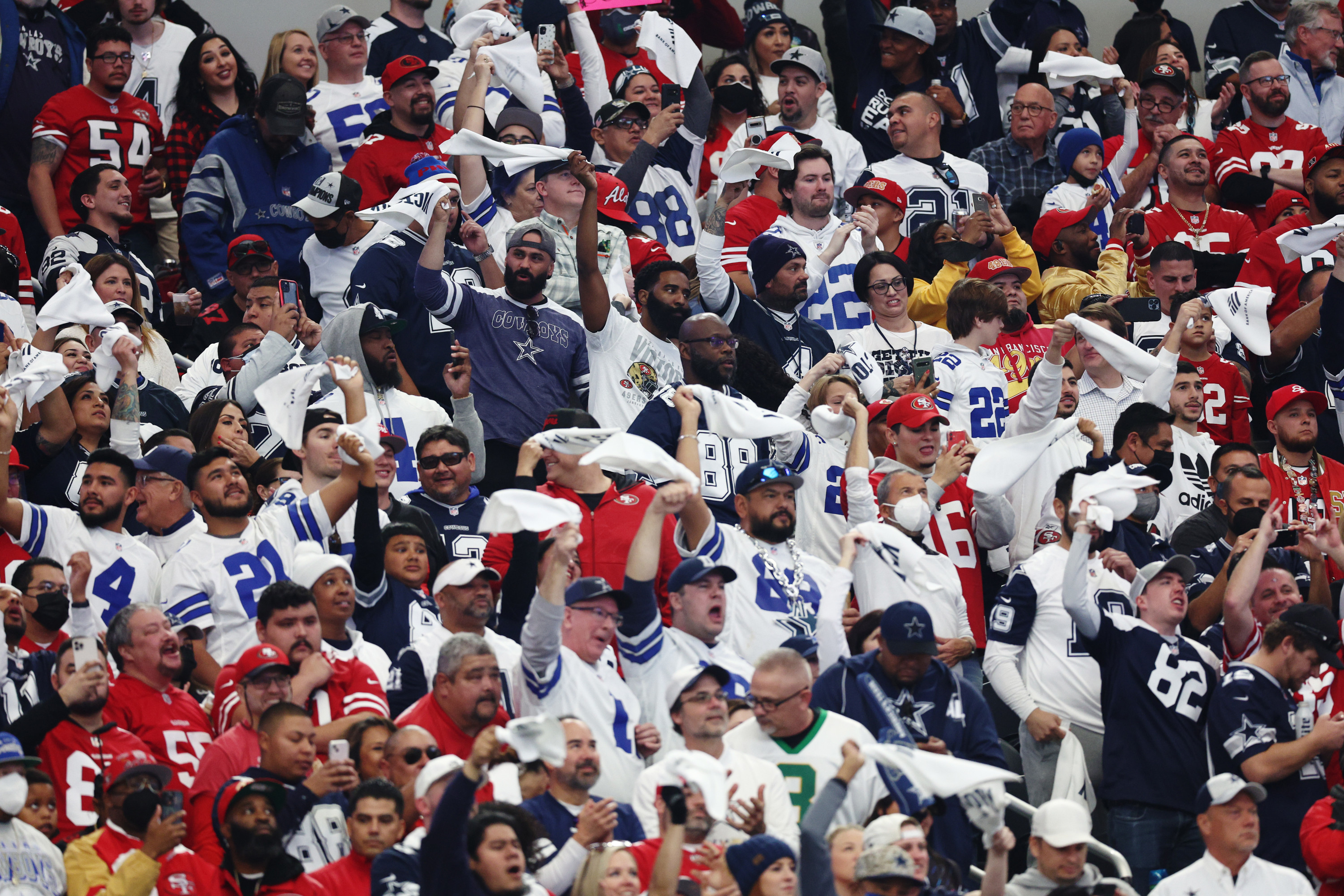 Confusion on whether a punt hits big board at Cowboys Stadium (it