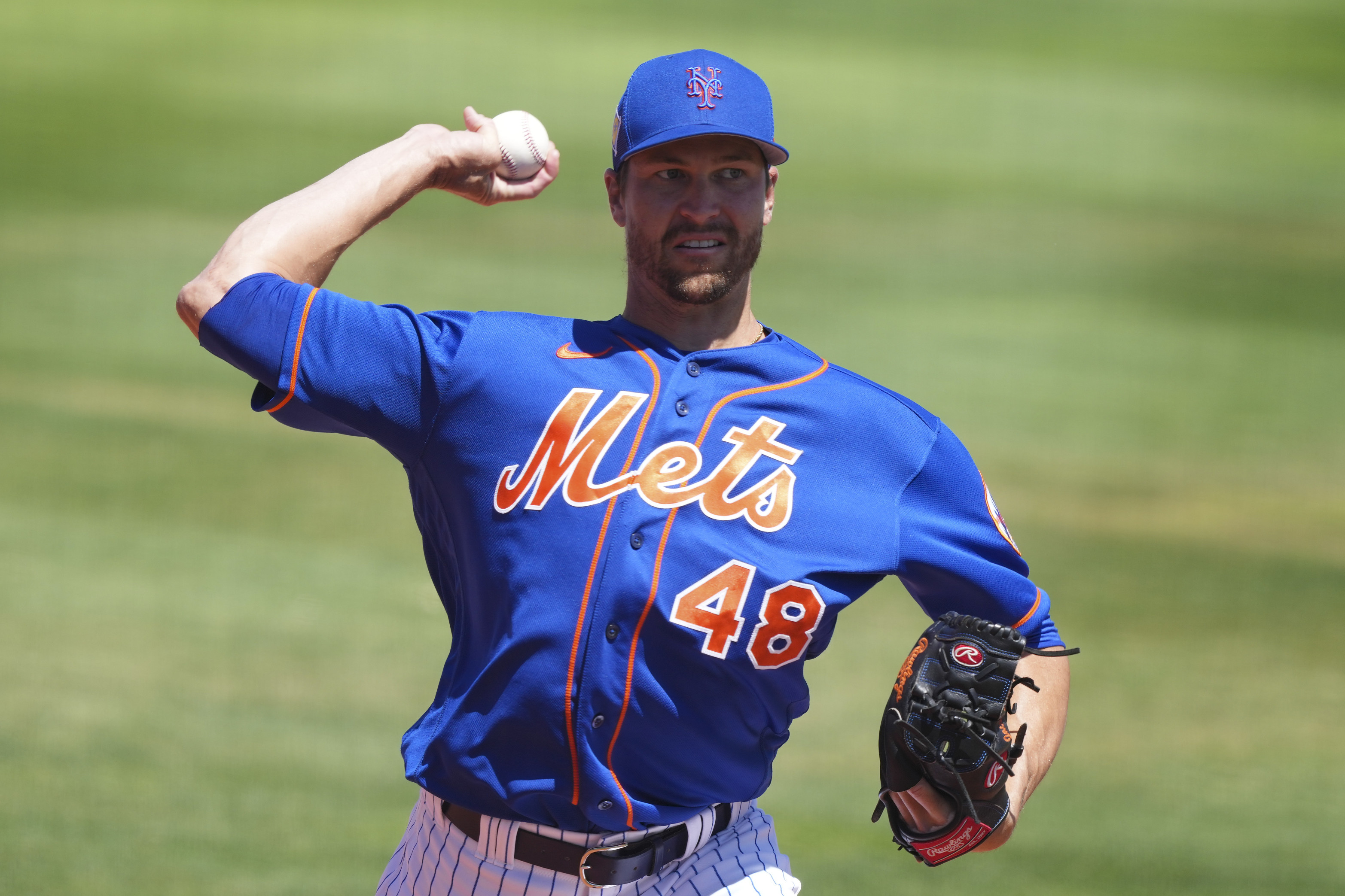 Jacob deGrom leaves game early with right shoulder soreness