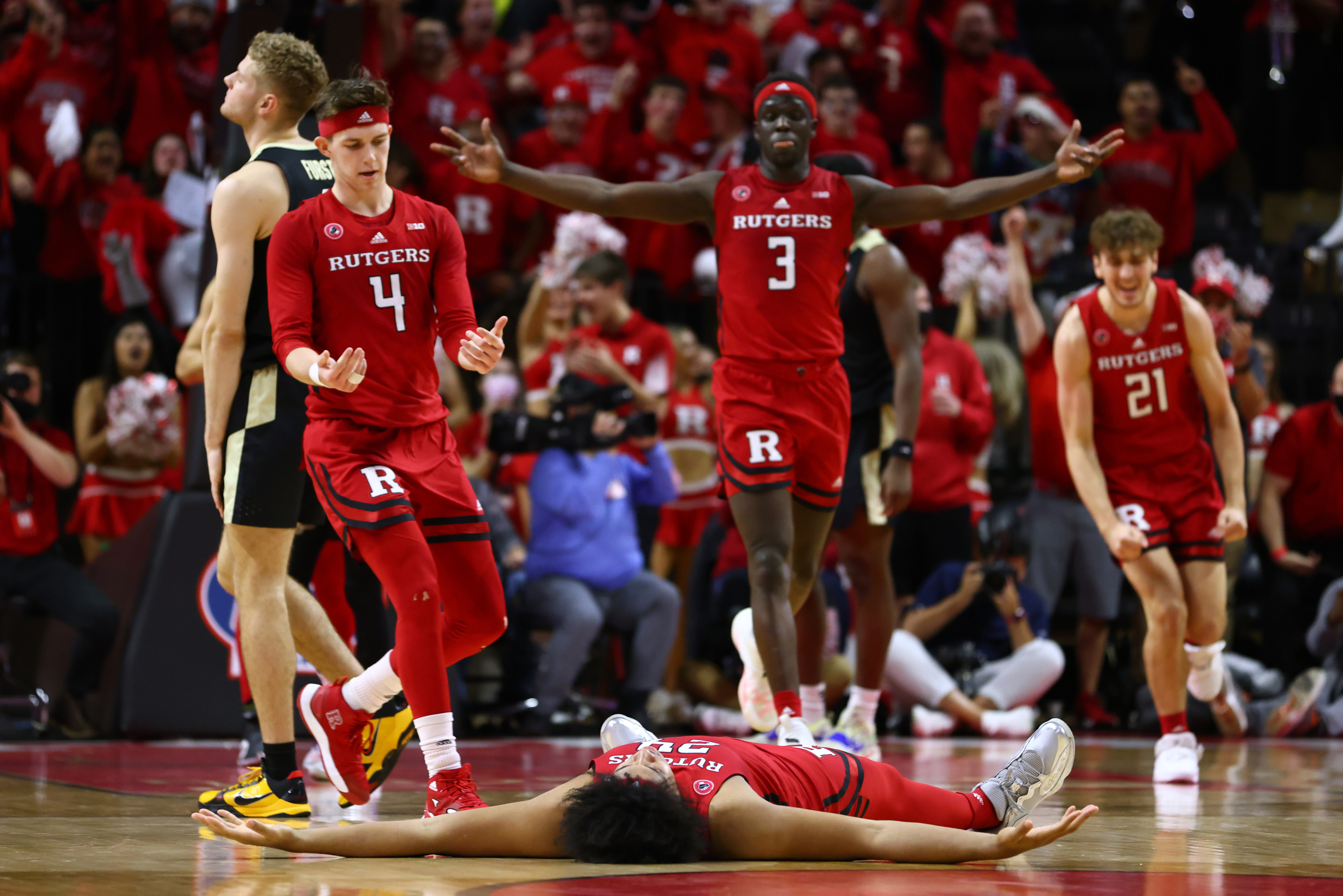 Rutgers' Ron Harper Jr. dunks hard on Clemson in NCAA Tournament