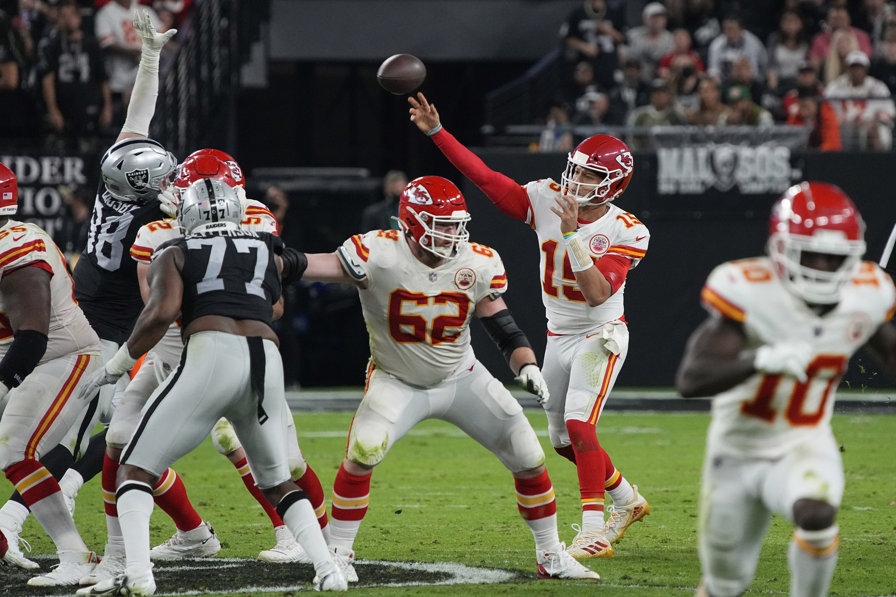 Patrick Mahomes sets record, Chiefs beat Raiders for AFC's top seed