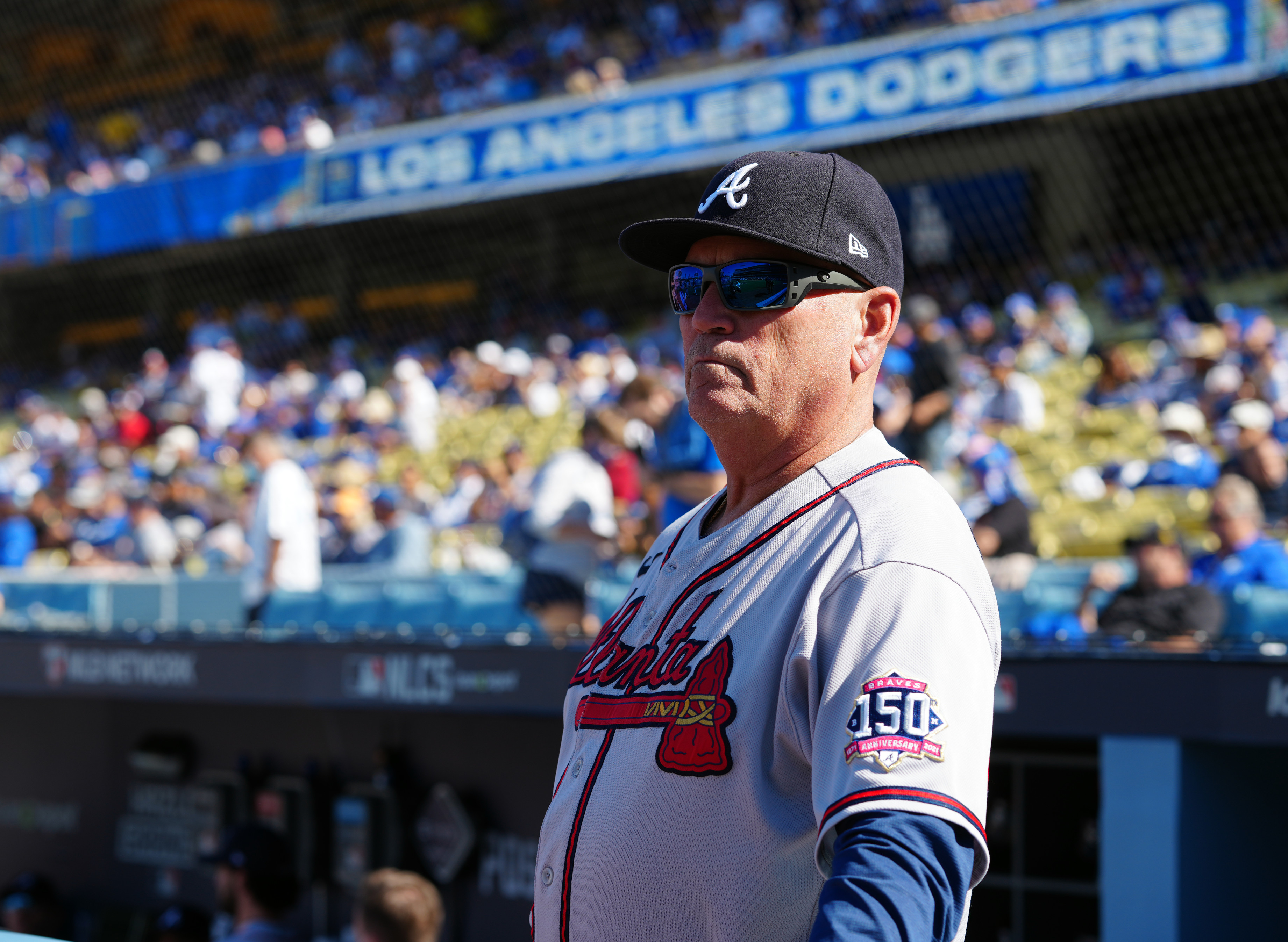 Atlanta Braves manager Brian Snitker, left, talks with a fan - richy.com.vn