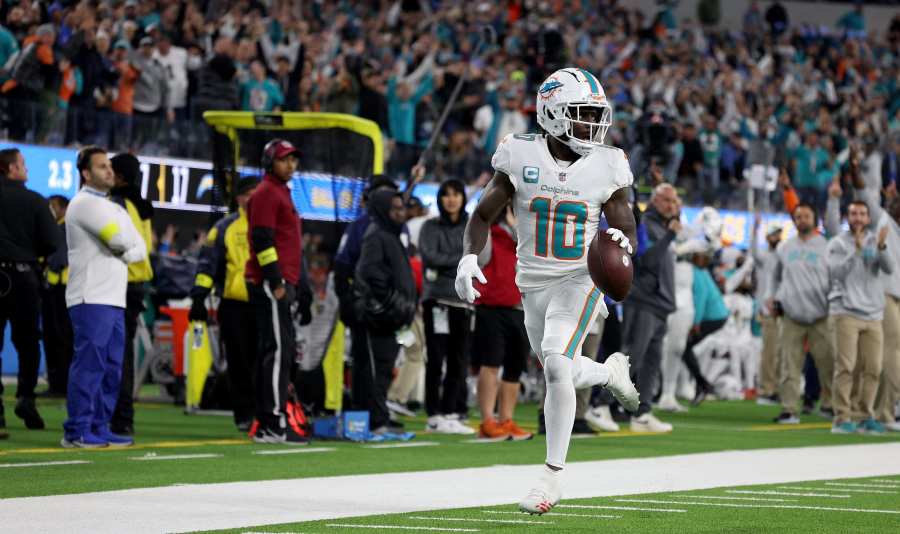 Tyreek Hill signs Miami Dolphins contract at his former high school