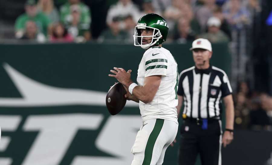 NFL Network's Tom Pelissero: Quarterback Aaron Rodgers to make New York Jets  debut vs. New York Giants