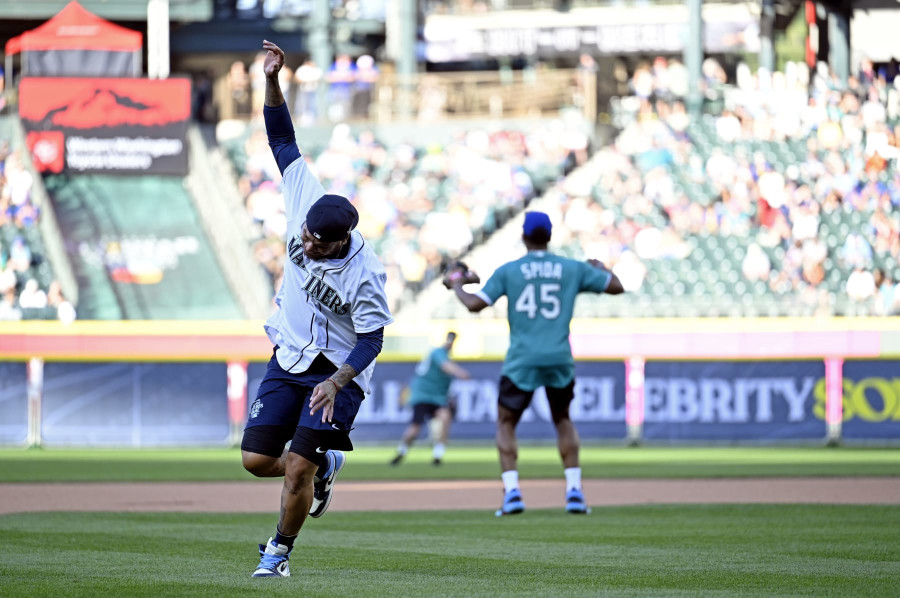 Donovan Mitchell shows off power, baseball past at celebrity