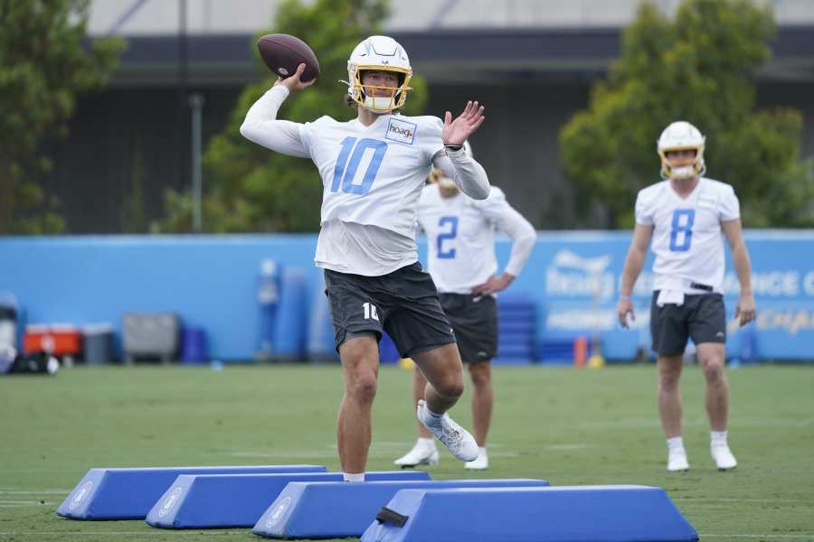 Justin Herbert plays through pain to keep Chargers in game, earns