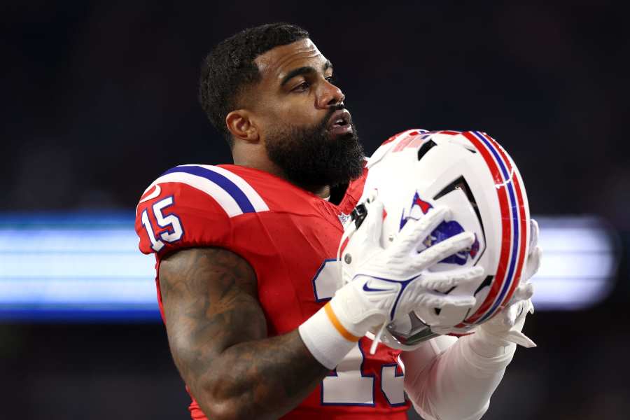 Photo: Ezekiel Elliott Has Reversible Chain With Cowboys, Patriots