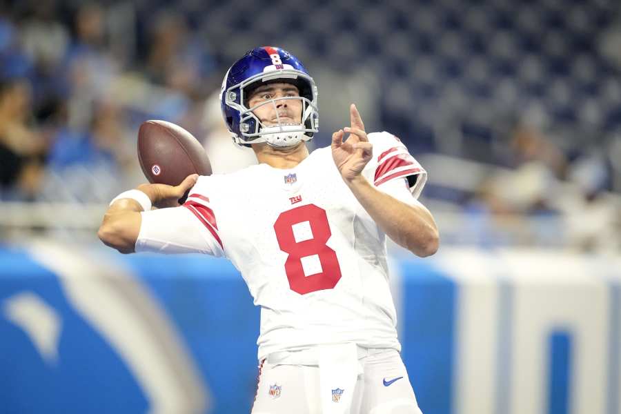 Daniel Jones, Overmatched Giants Season Unravels in Nightmare MNF