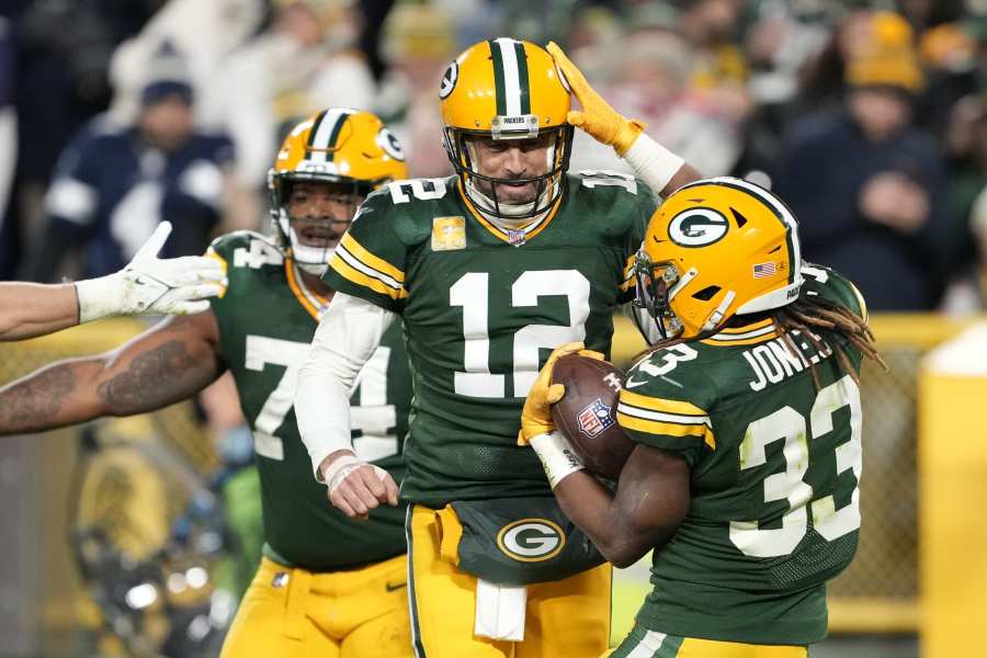 Green Bay Packers defeat Los Angeles Rams to remain in NFL play-off hunt