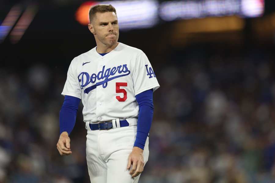 Dodgers' offense hot on chilly night in 8-2 win over D-backs