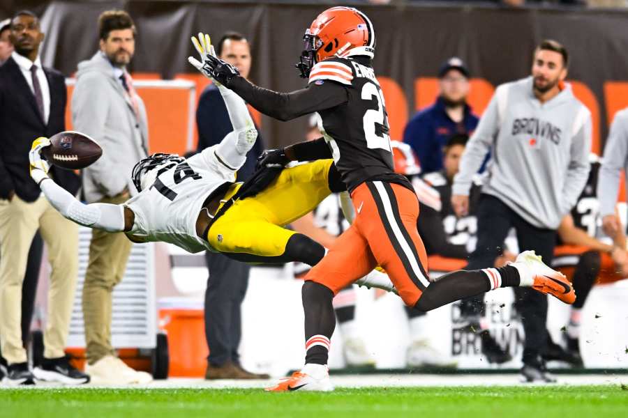 George Pickens recreates the Odell Beckham legendary one-handed