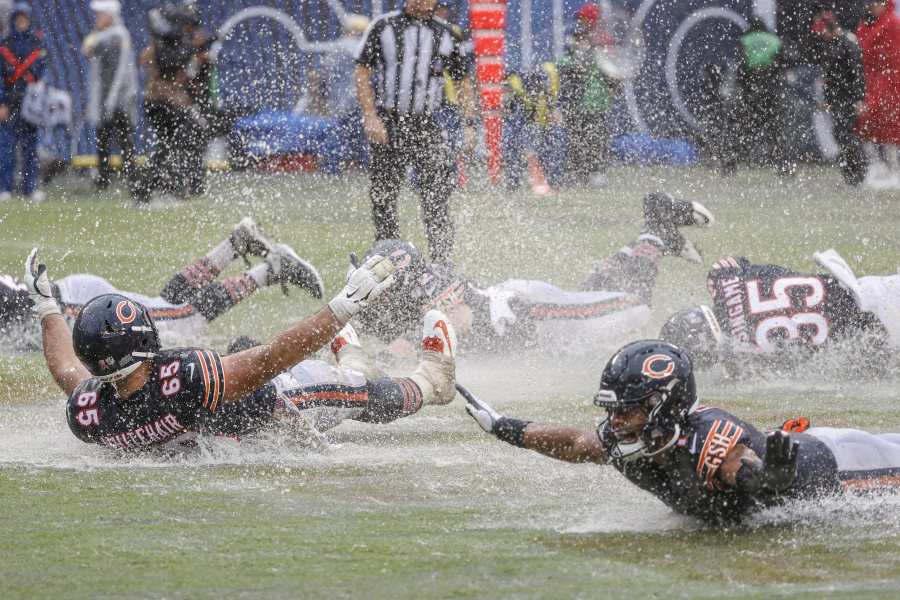 Justin Fields throws 2 touchdowns, Chicago Bears top 49ers 19-10 in Matt  Eberflus debut