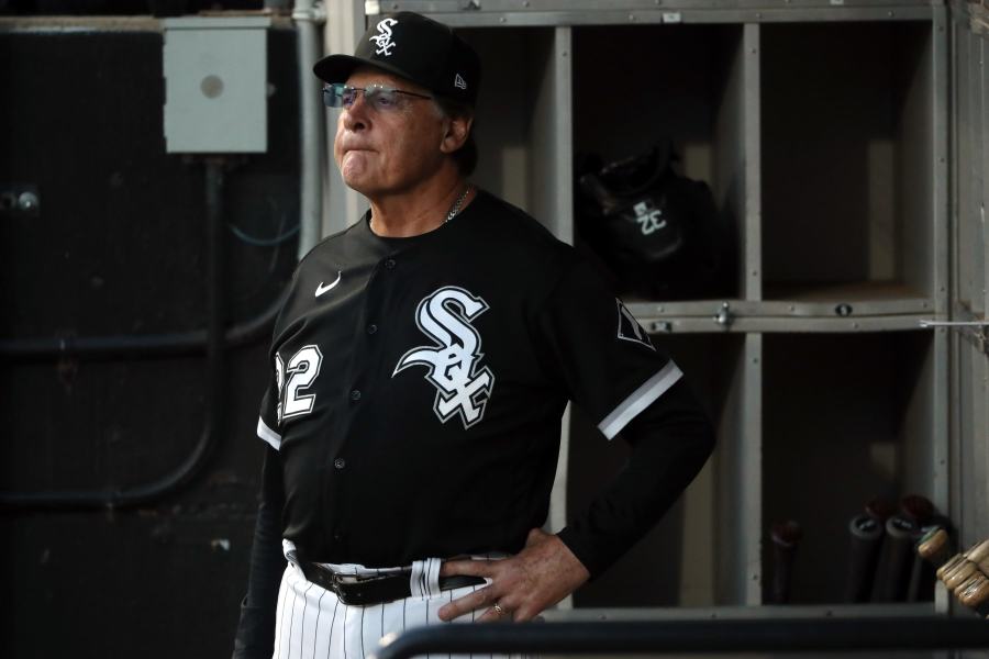 MLB Twitter reacts to White Sox manager Tony La Russa falling