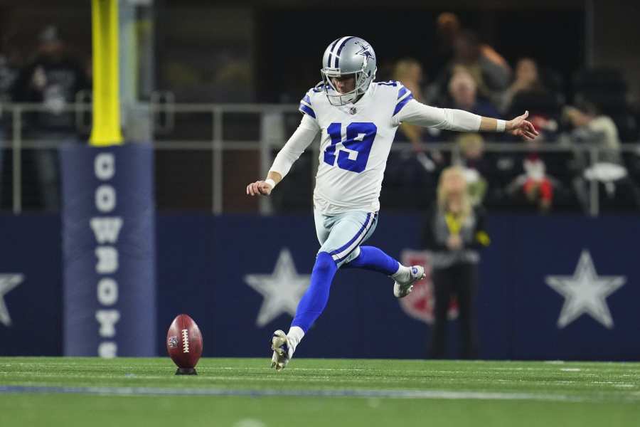 Cowboys' Jerry Jones bizarrely consoled Brett Maher after pregame struggles