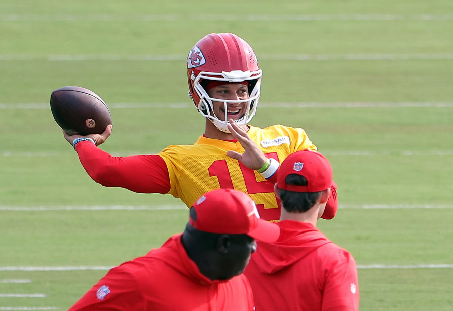 Video: Patrick Mahomes Throws Behind-the-Back Pass to Skyy Moore