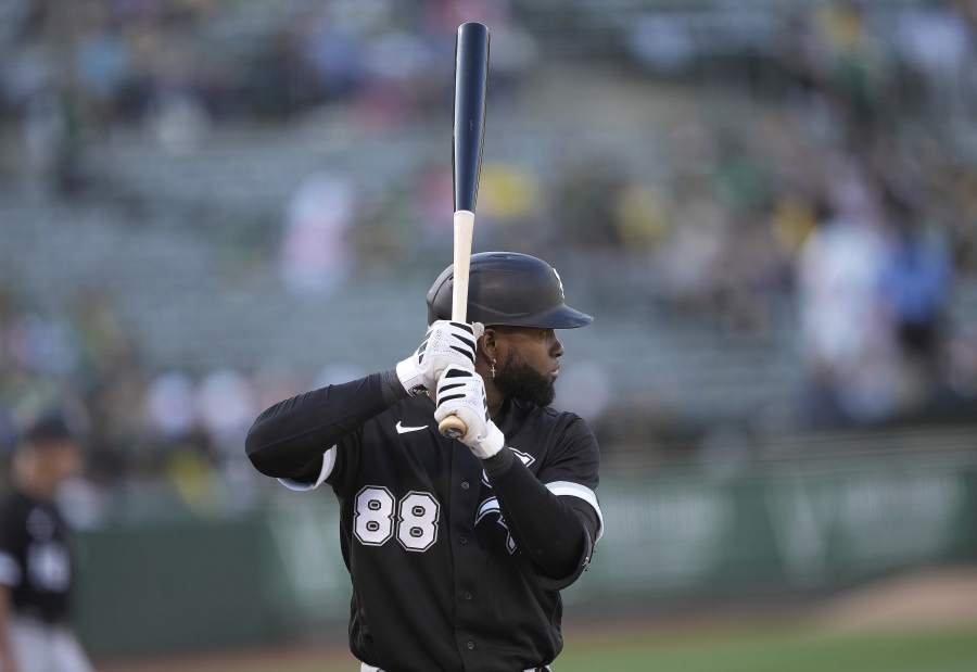 Luis Robert Jr.'s solo HR (18), 06/19/2023