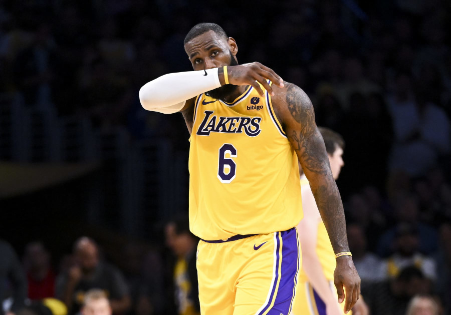 LeBron James Says Shin Injury Suffered in Lakers' Win vs. Suns Is