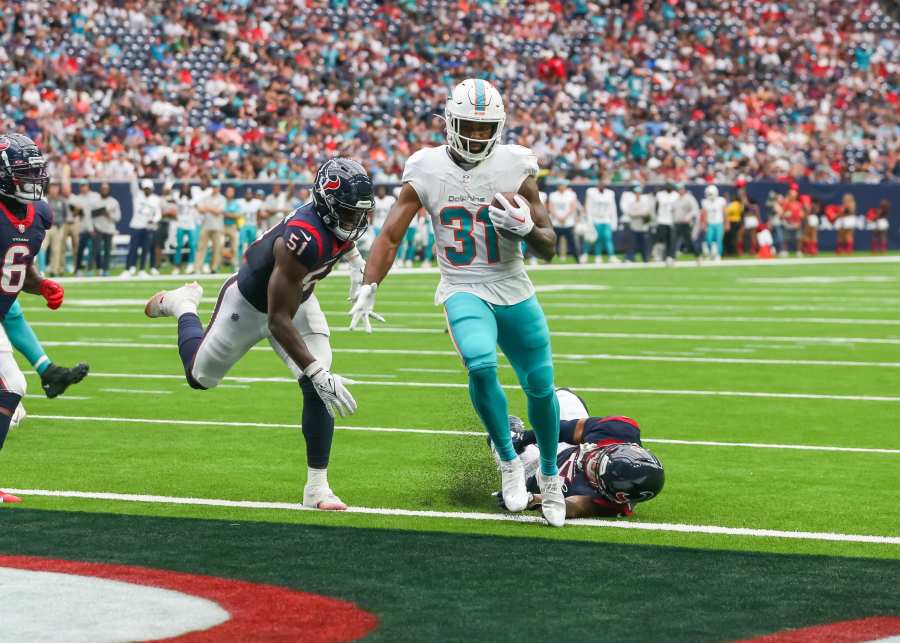 Dolphins' Raheem Mostert earns praise for 'outstanding focus' amid  offseason full of RB trade rumors, injuries 