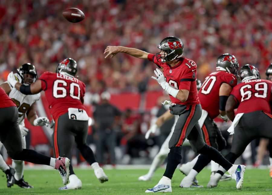 Tom Brady unretires, will play for Tampa Bay Buccaneers in 2022 - CNET