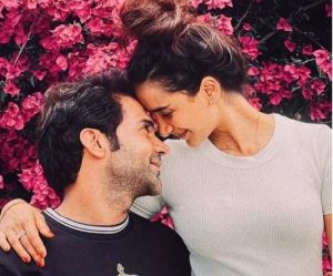 Rajkummar Rao wore the ring to Patralekha on his knees, video leaked from the wedding celebration Rajkummar Rao wore the ring to Patralekha on his knees, video leaked from the wedding celebration