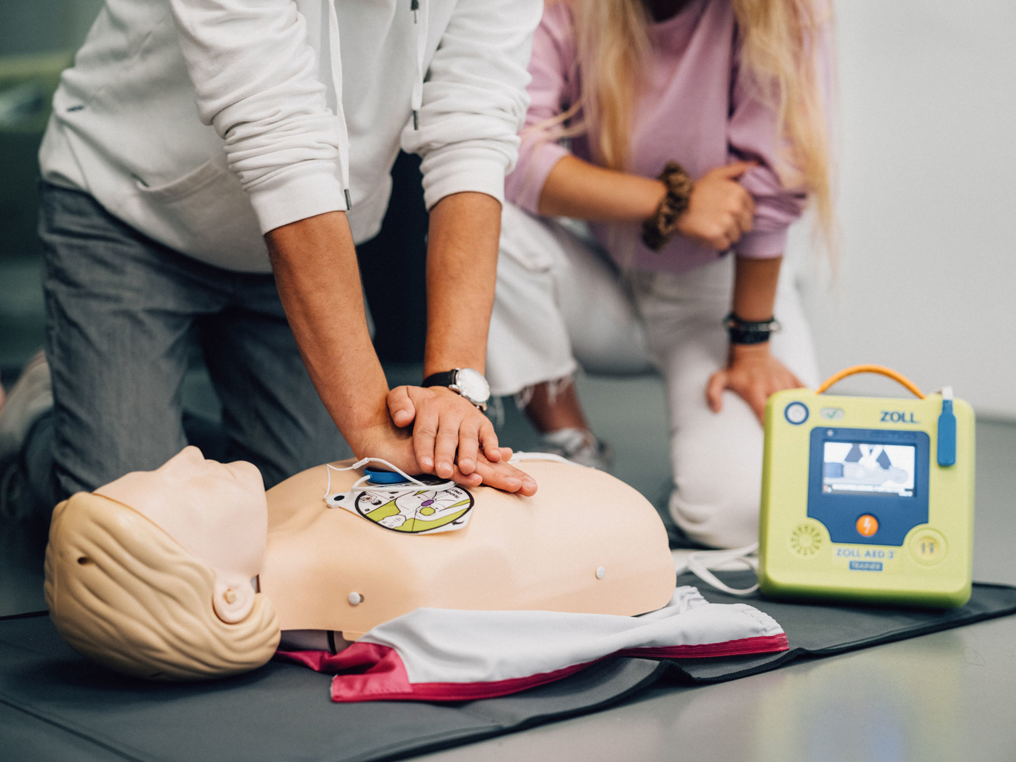 Im Nothelfer in Baden übt ein Kursteilnehmer an einer Reanimationspuppe, wie man in einem Notfall einen Defibrillator anwendet.