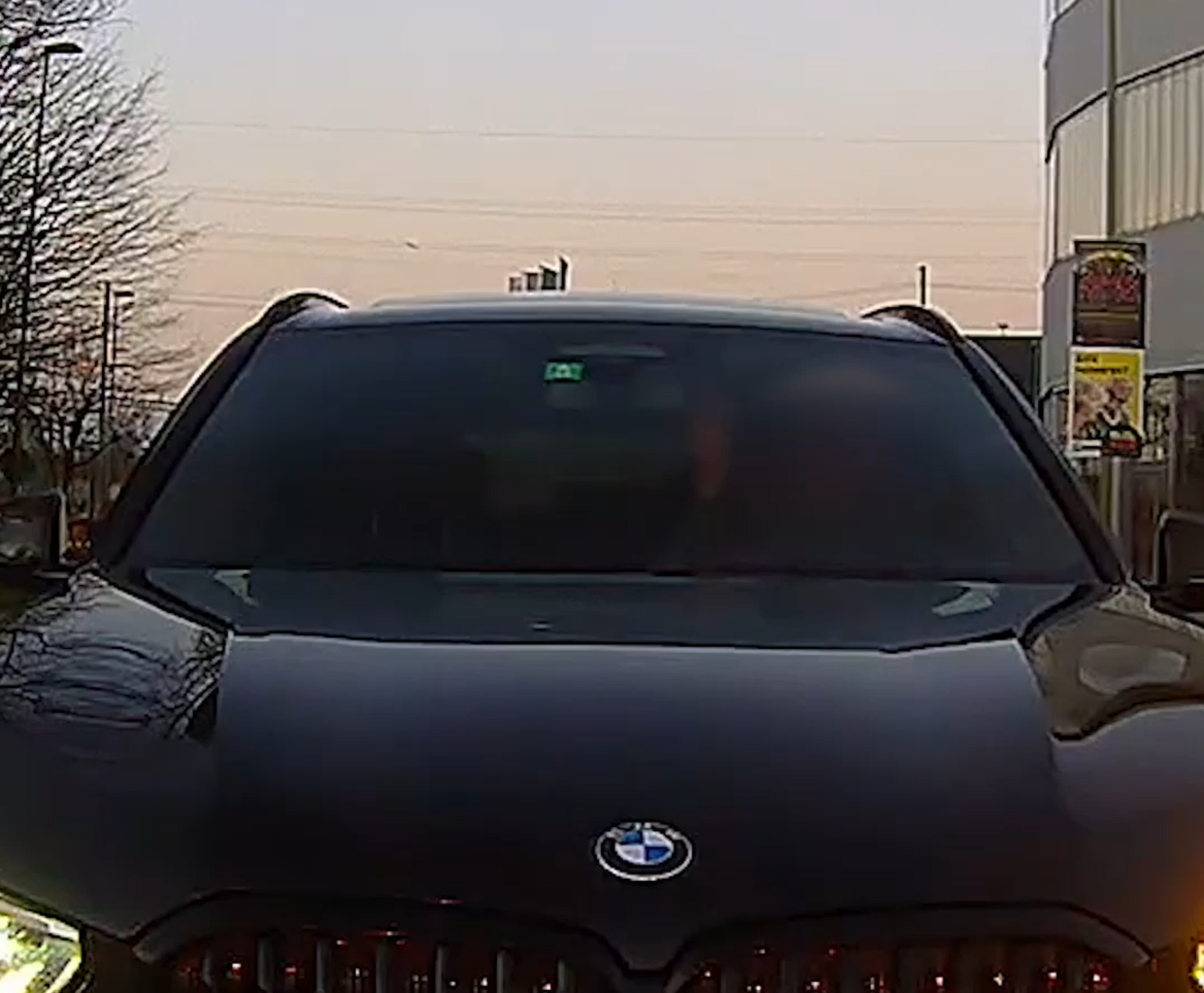 Dichtes Auffahren bei Fahrschulauto