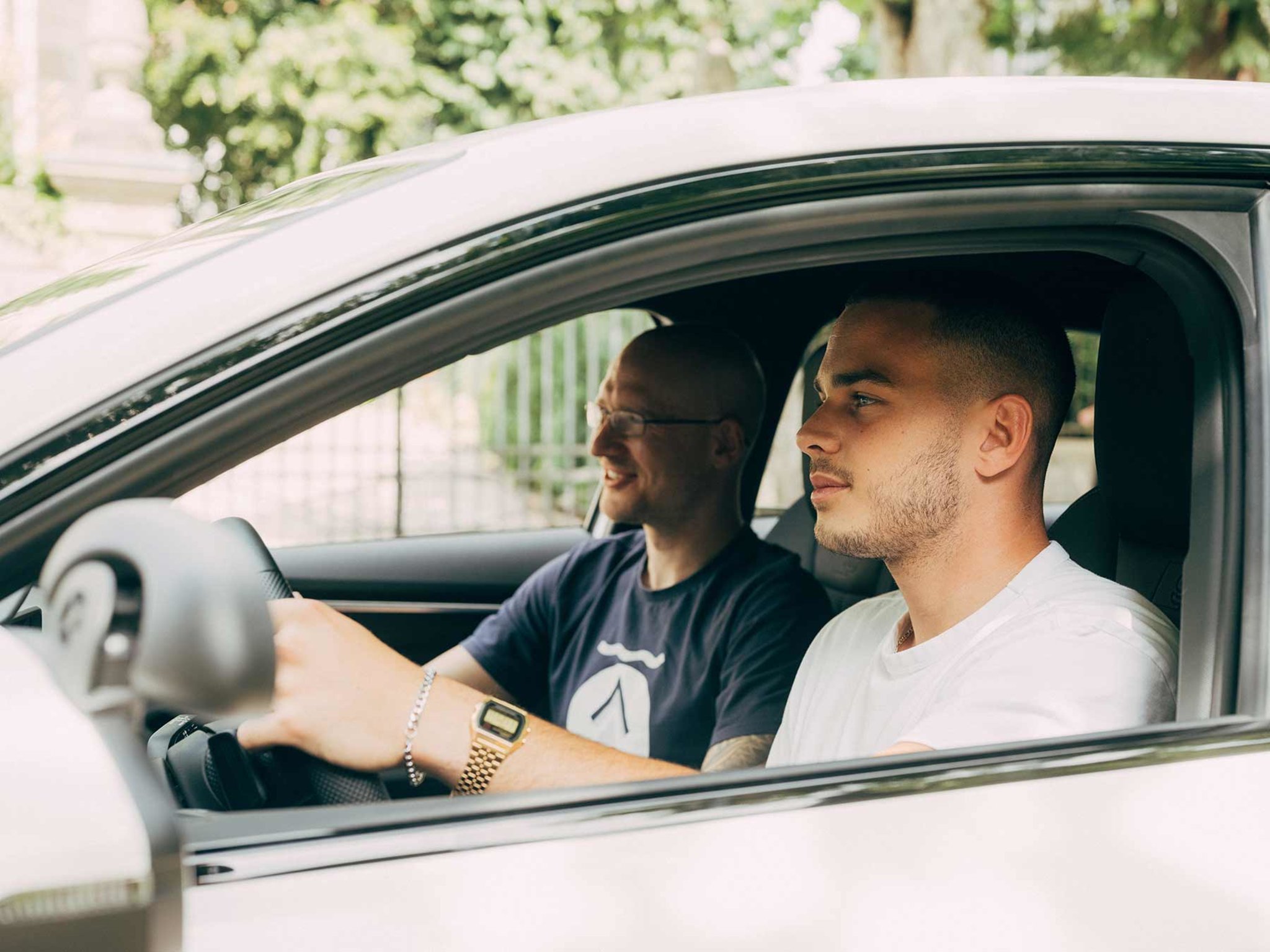 Fahrlehrer mit Fahrschüler in der Fahrschule BLINK
